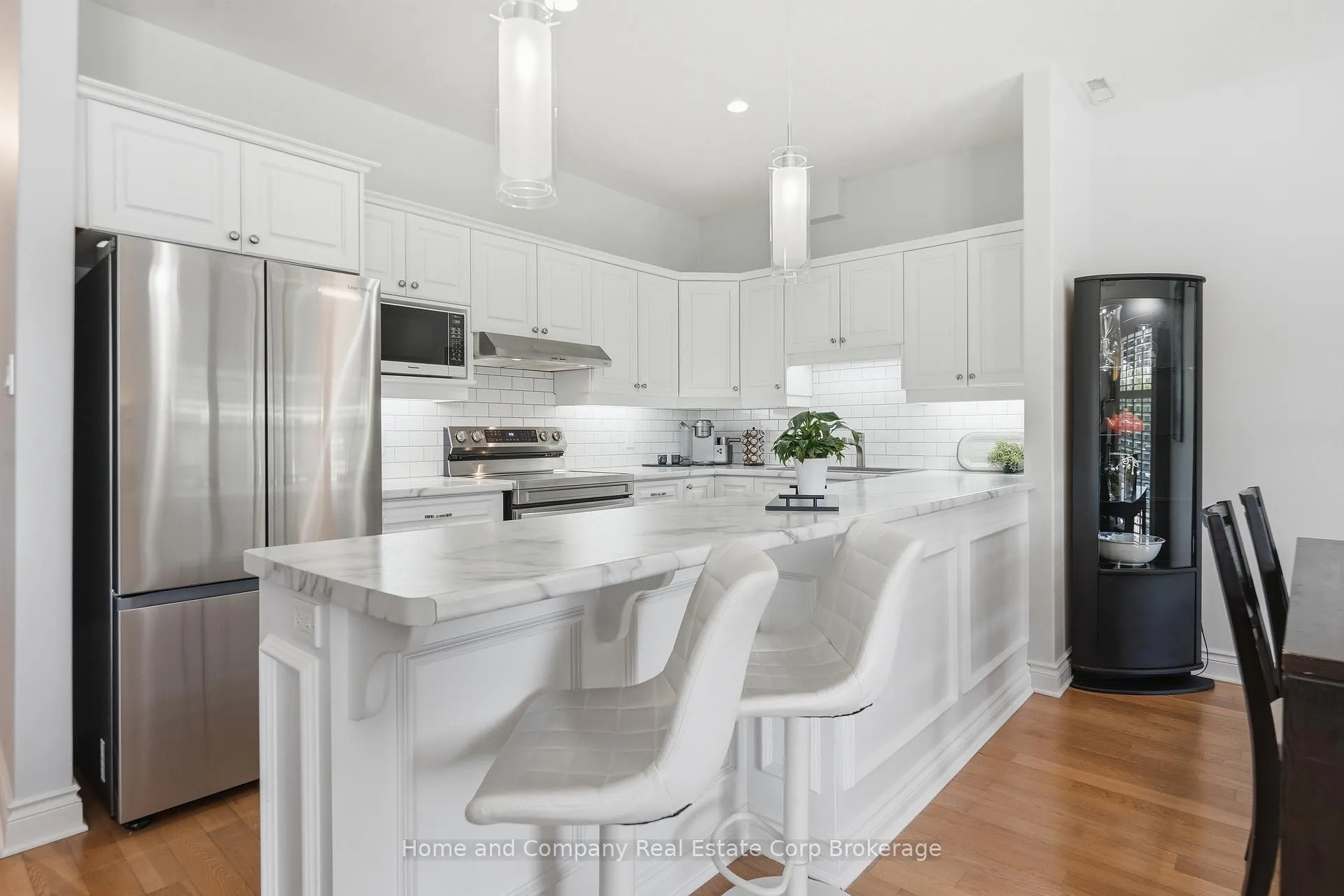 Photo 9 of 11 Bayfield Mews Lane, Bluewater, Bayfield — HOMEH