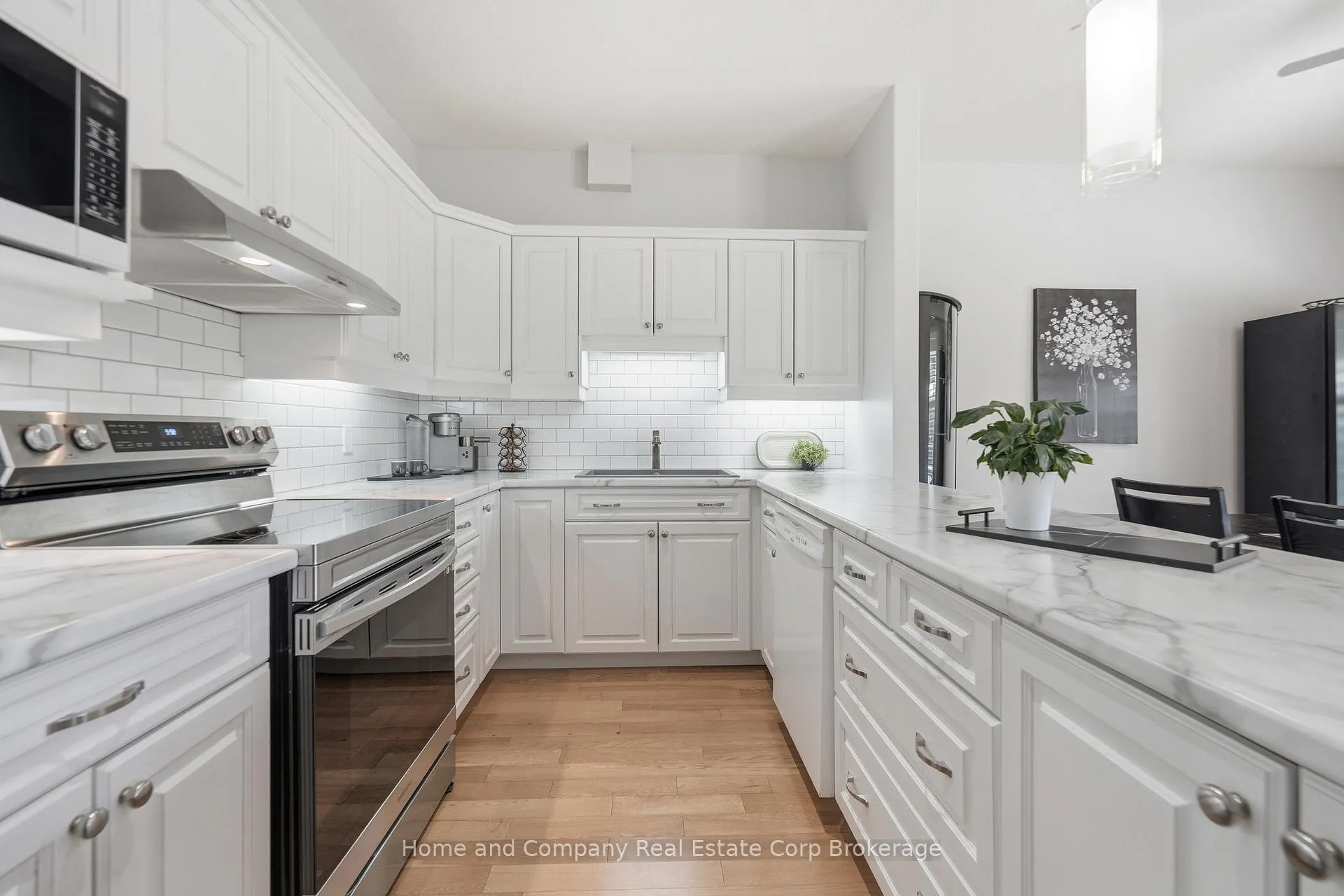 Photo 11 of 11 Bayfield Mews Lane, Bluewater, Bayfield — HOMEH