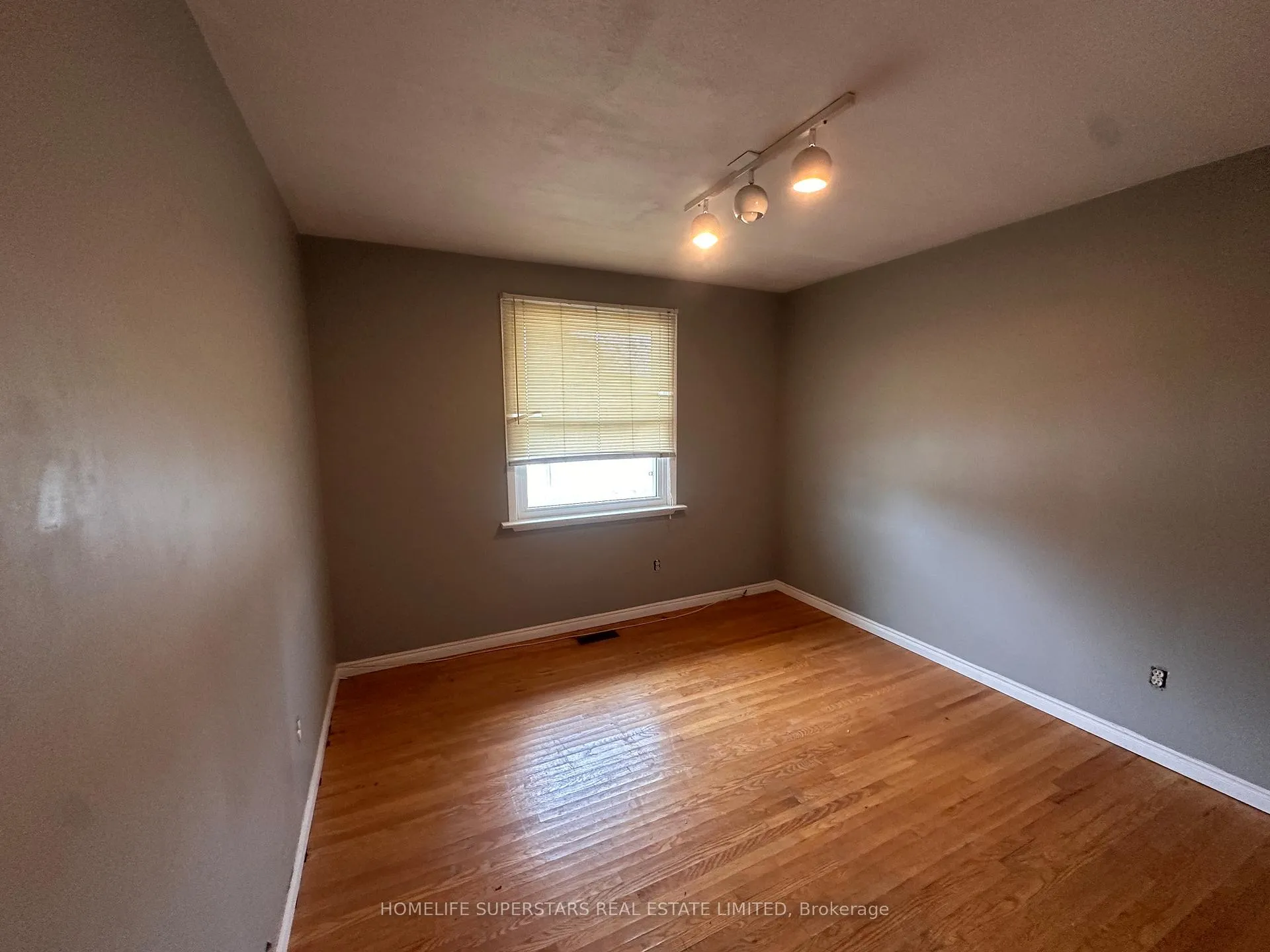 Photo 9 of 14 Locke Avenue, St. Thomas — HOMEH