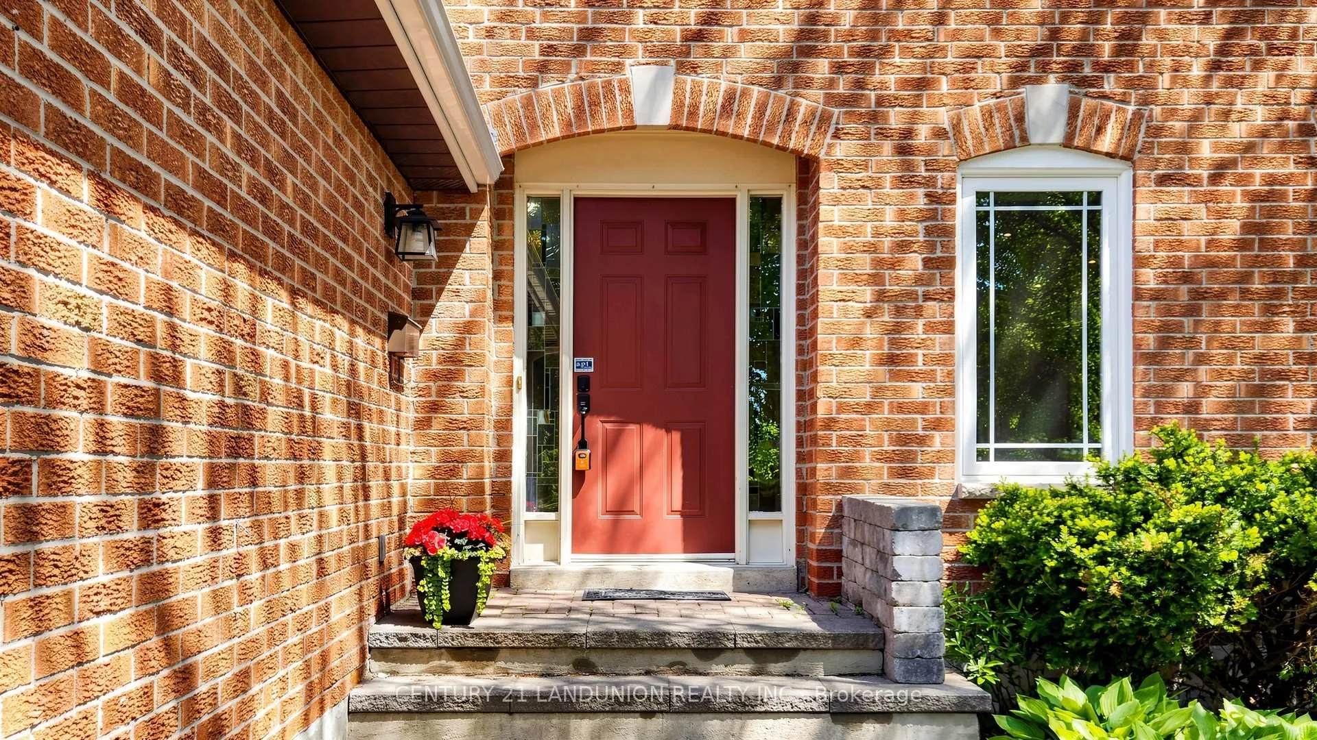 Photo 5 of 37 Millstone Court, Markham, Unionville — HOMEH