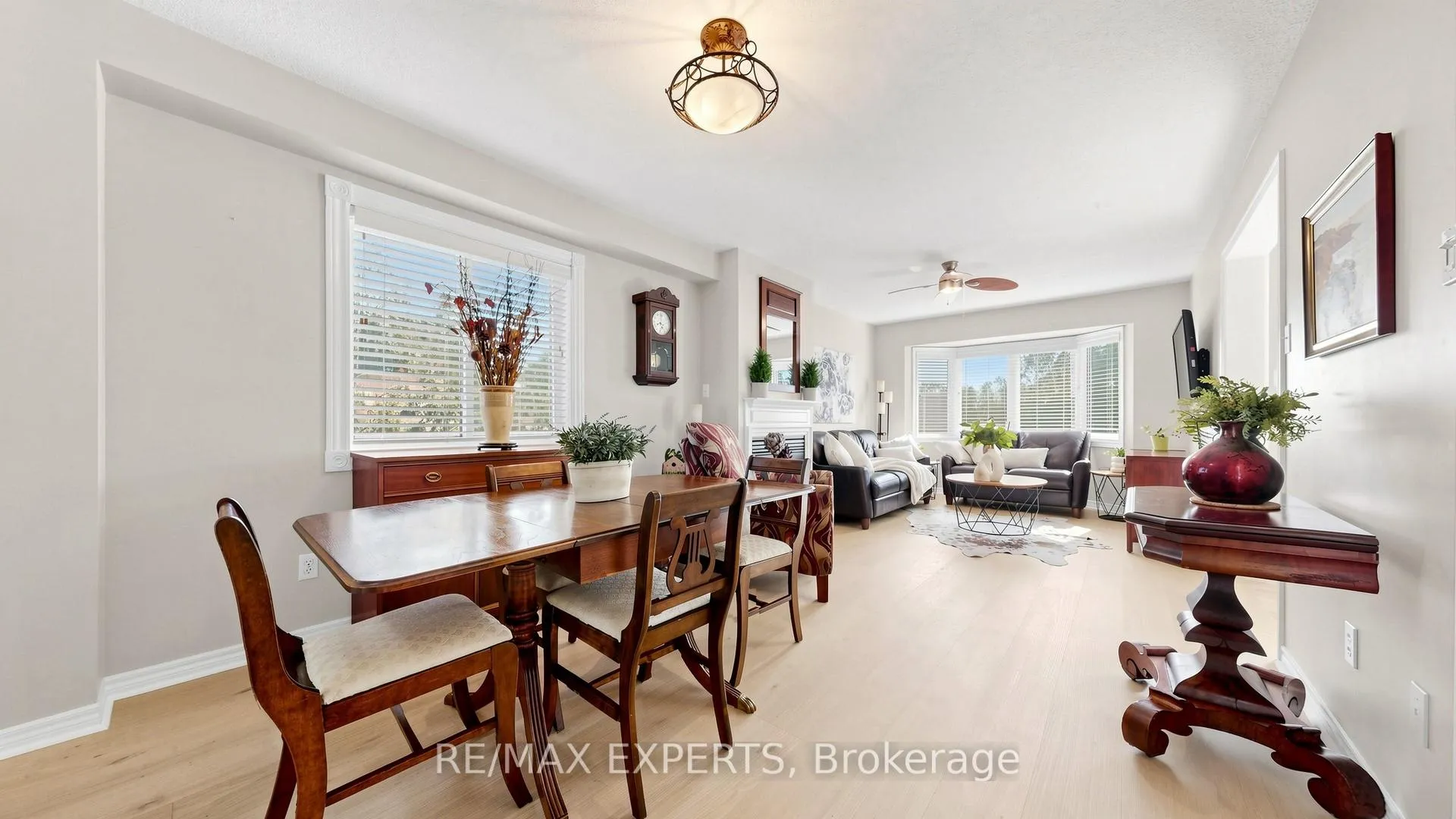 Photo 3 of 229 Rosanna Crescent, Vaughan, Maple — HOMEH