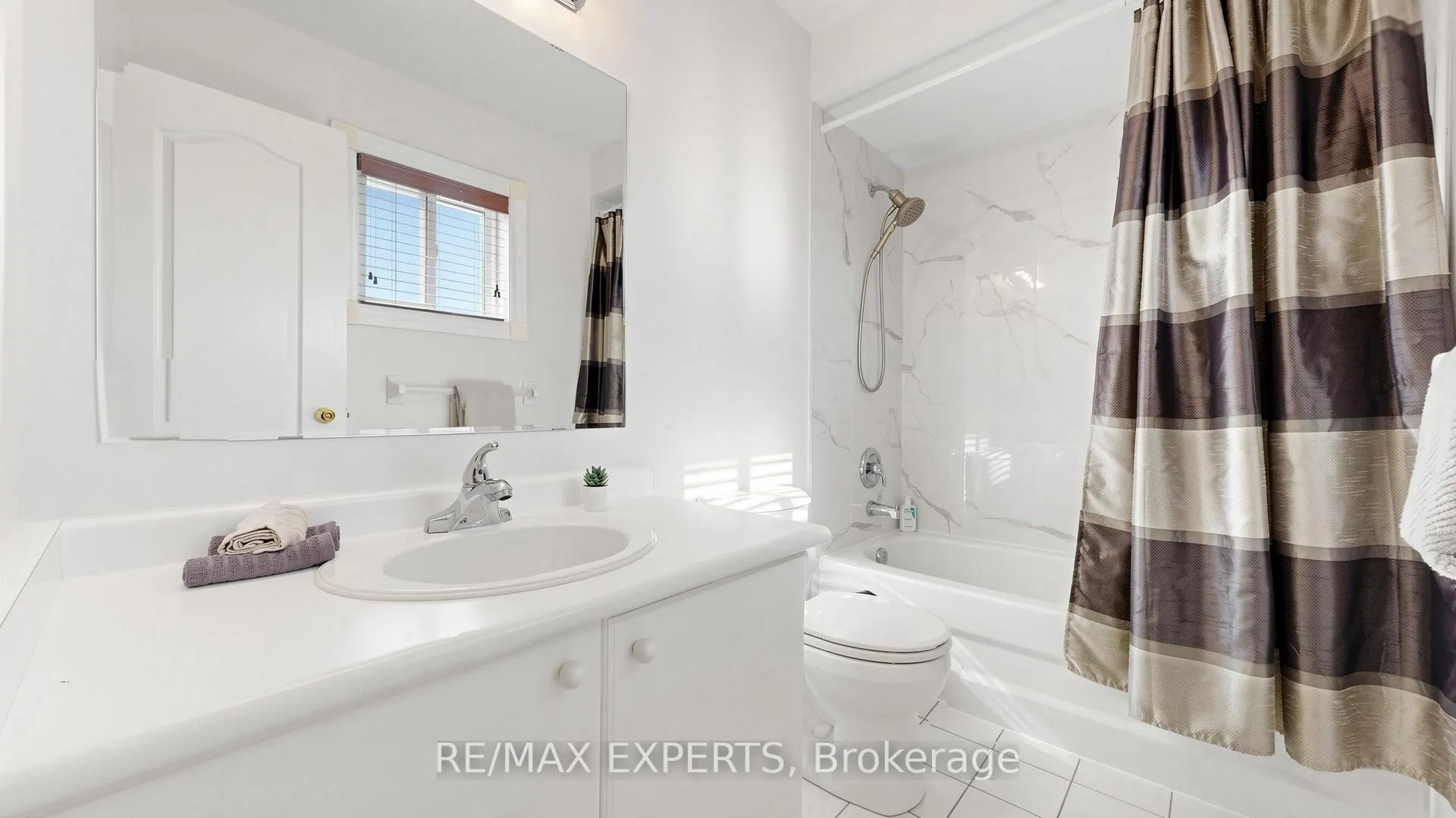 Photo 15 of 229 Rosanna Crescent, Vaughan, Maple — HOMEH
