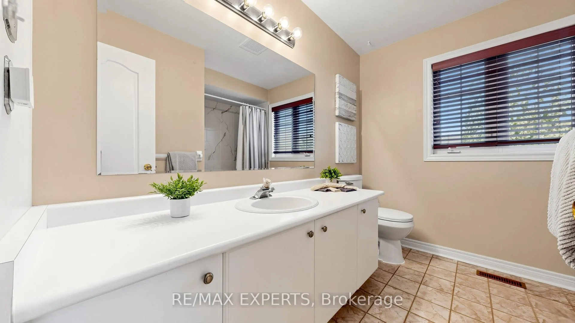 Photo 19 of 229 Rosanna Crescent, Vaughan, Maple — HOMEH