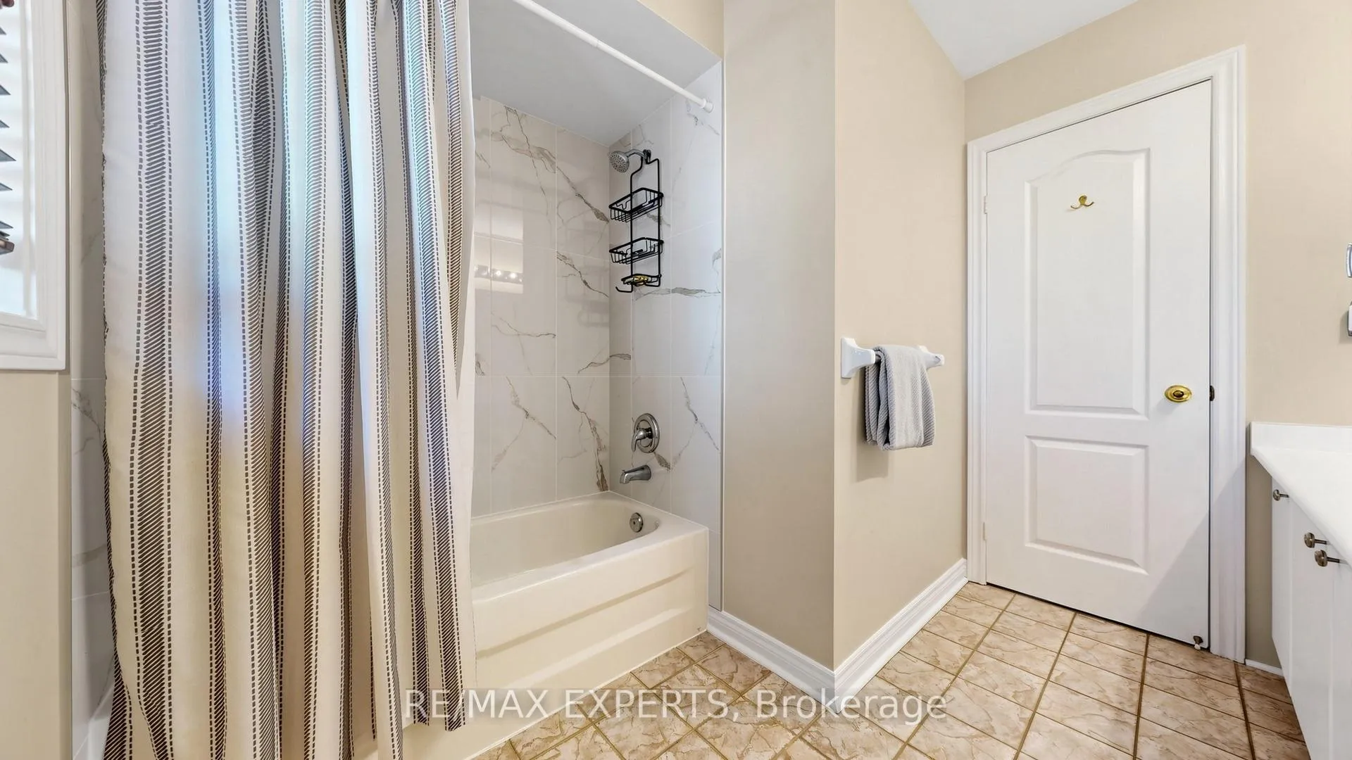 Photo 20 of 229 Rosanna Crescent, Vaughan, Maple — HOMEH