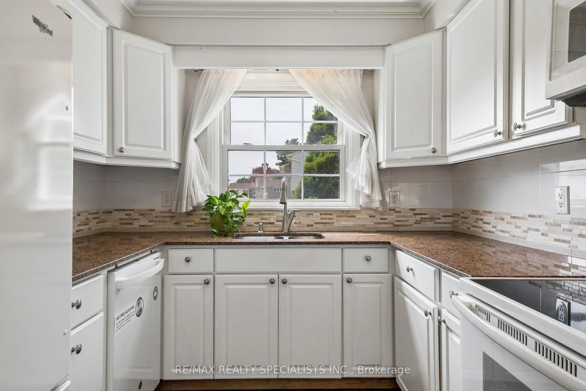 Photo 9 of Unit 72, 580 Eyer Drive, Pickering, West Shore — HOMEH