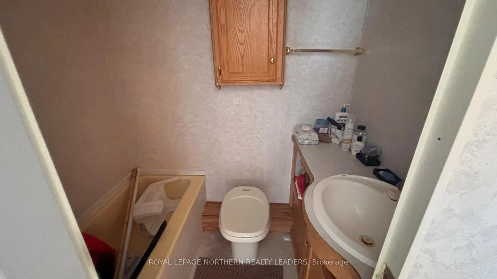 Photo 12 of 372 Spruce Avenue, Cochrane — HOMEH