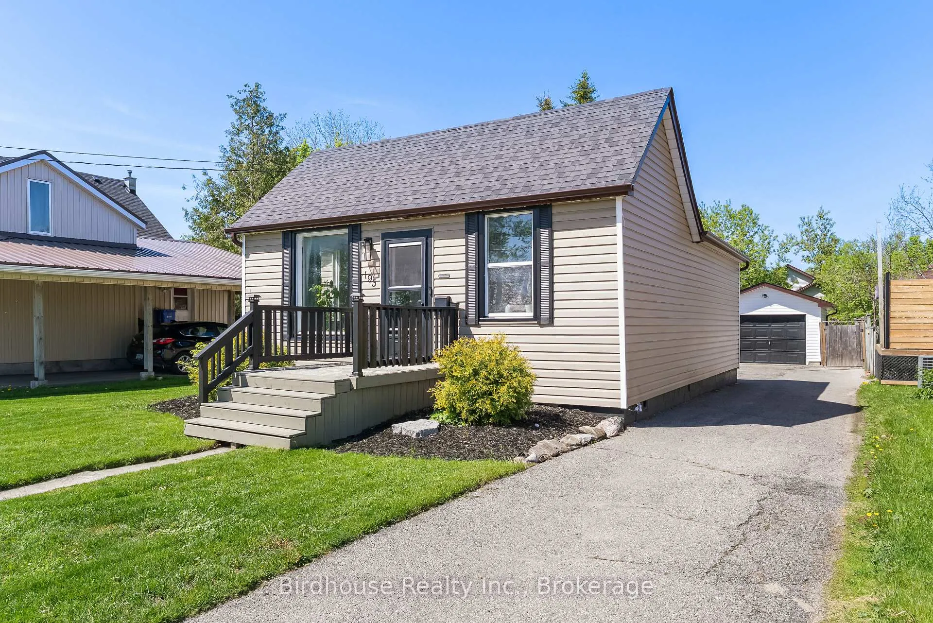 Front of 195 William Street N