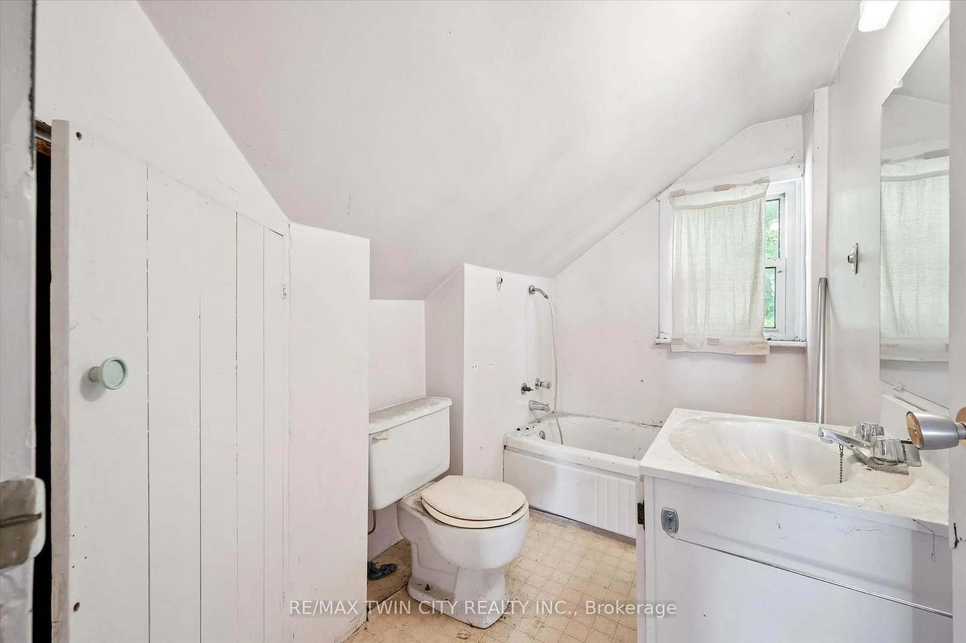 Photo 18 of 630 Main Street E, Cambridge — HOMEH