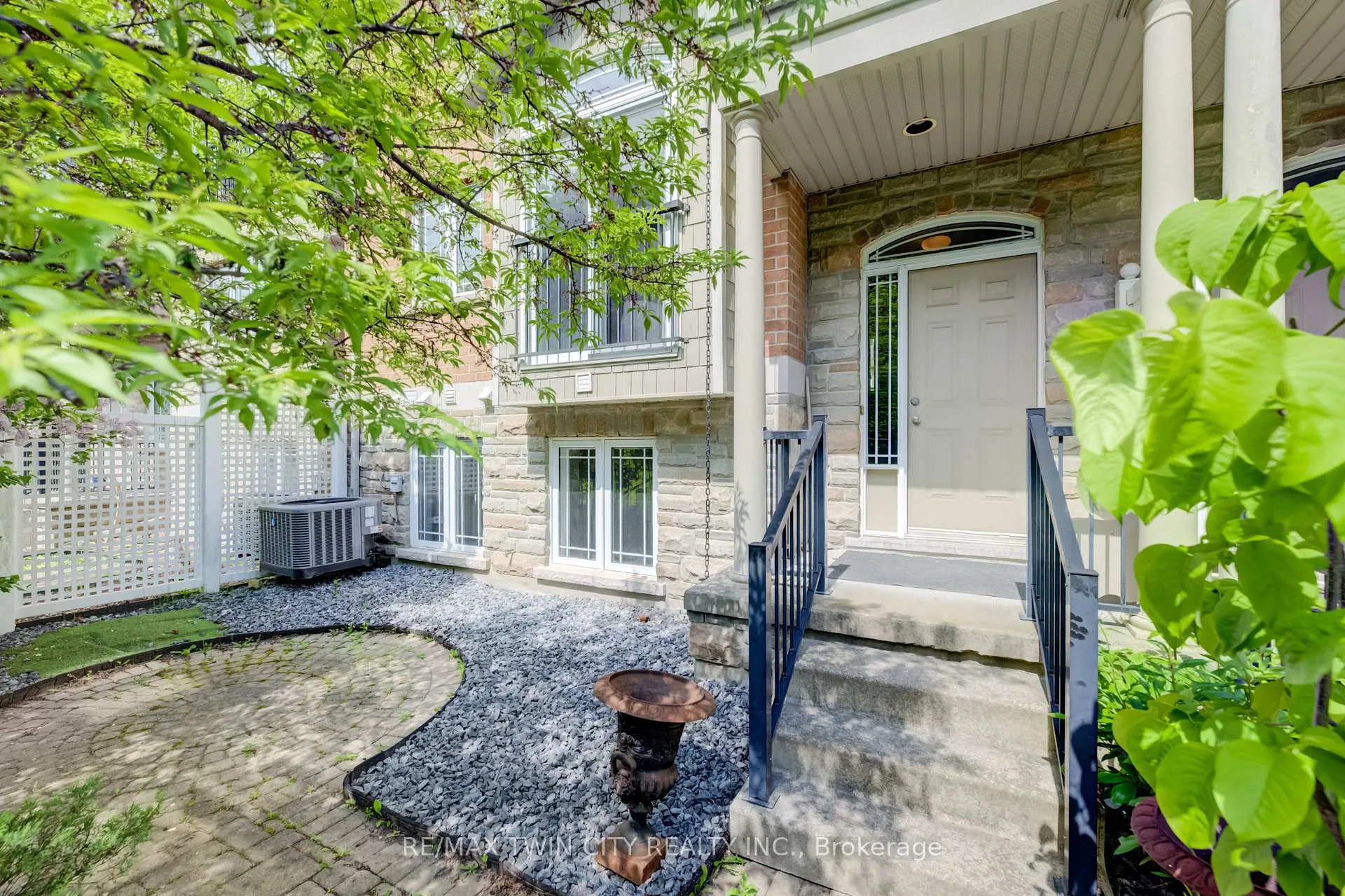 Photo 2 of 35 Grosvenor Lane, Cambridge, East Galt — HOMEH
