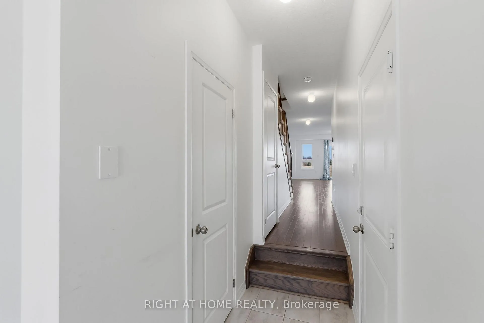 Photo 5 of 152 Sailors Landing, Clarington, Bowmanville — HOMEH