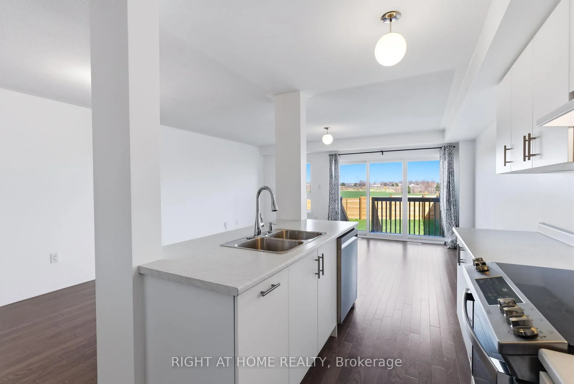 Photo 11 of 152 Sailors Landing, Clarington, Bowmanville — HOMEH