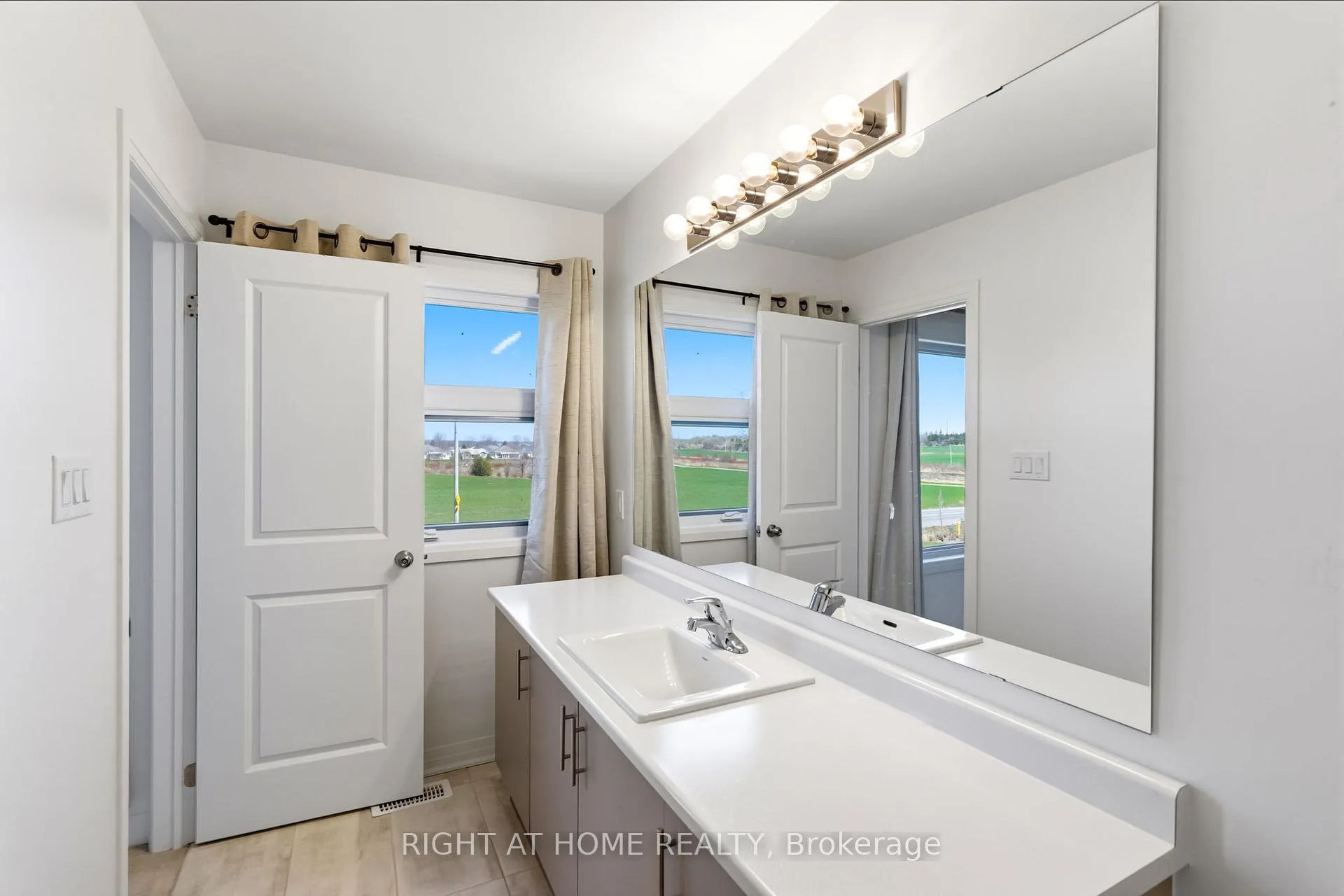 Photo 20 of 152 Sailors Landing, Clarington, Bowmanville — HOMEH