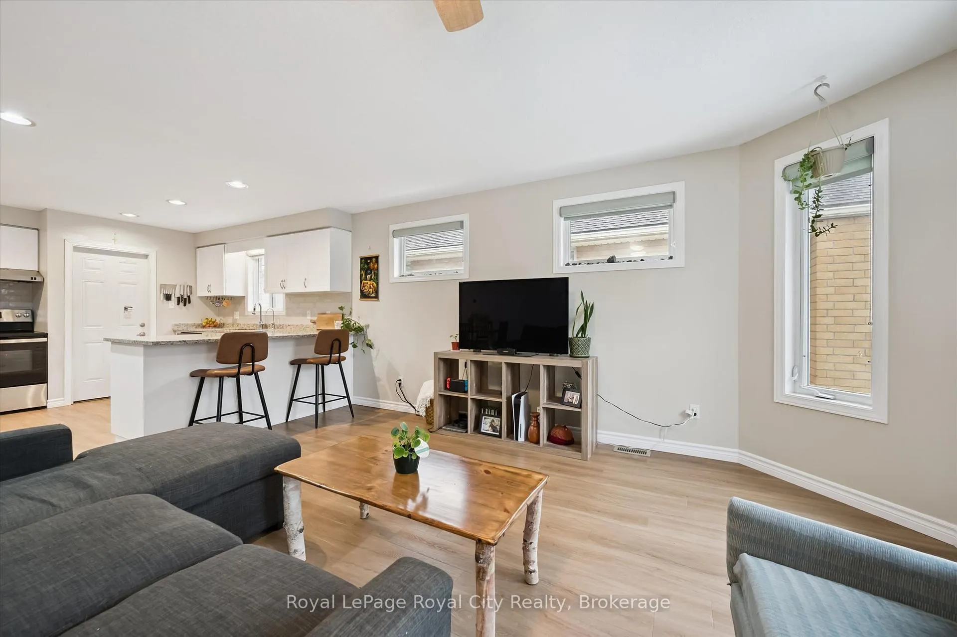 Photo 16 of 45 Borland Drive, Guelph, Clairfields/Hanlon Business Park — HOMEH