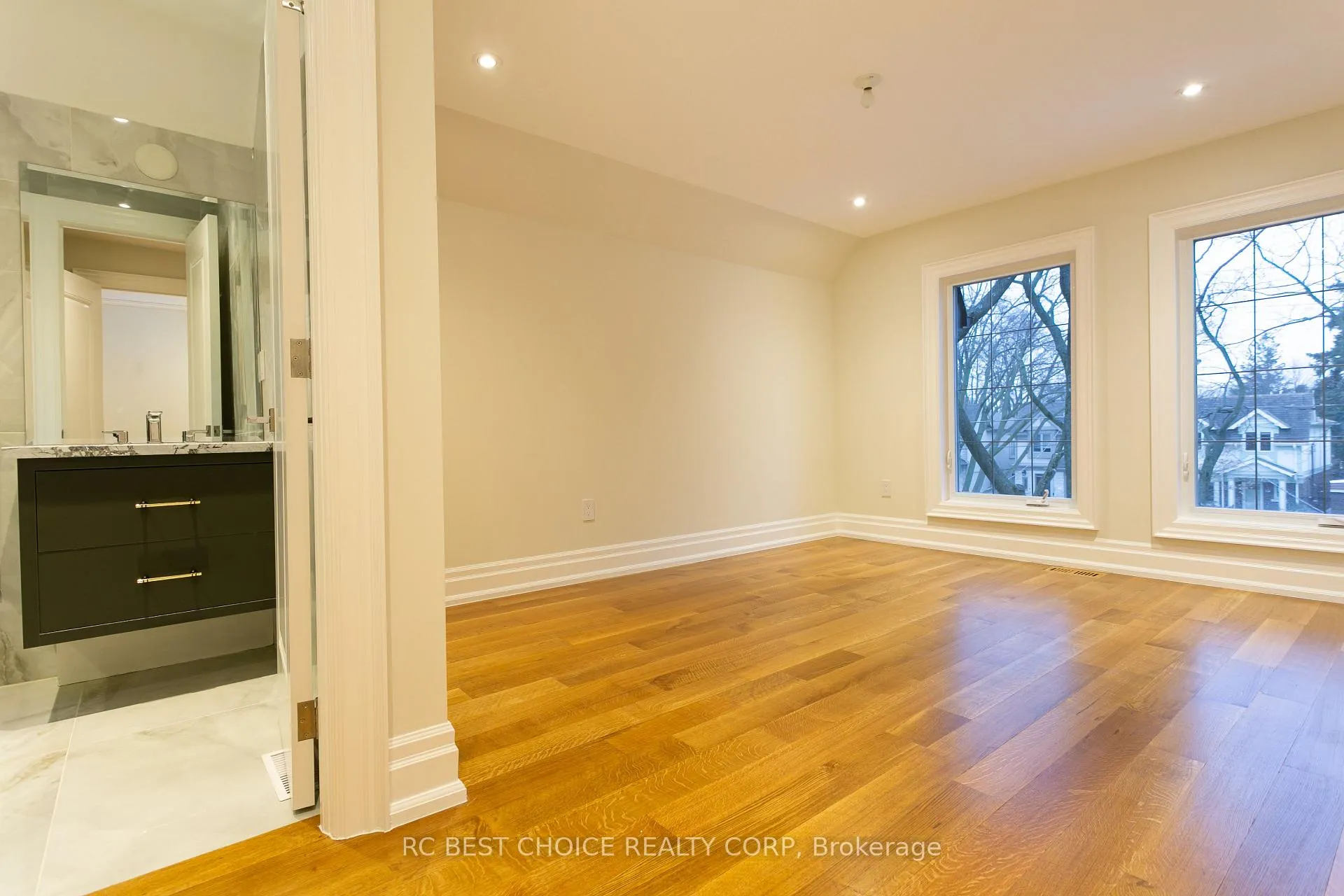 Photo 15 of 184 Mcrae Drive, Toronto, Thorncliffe Park — HOMEH