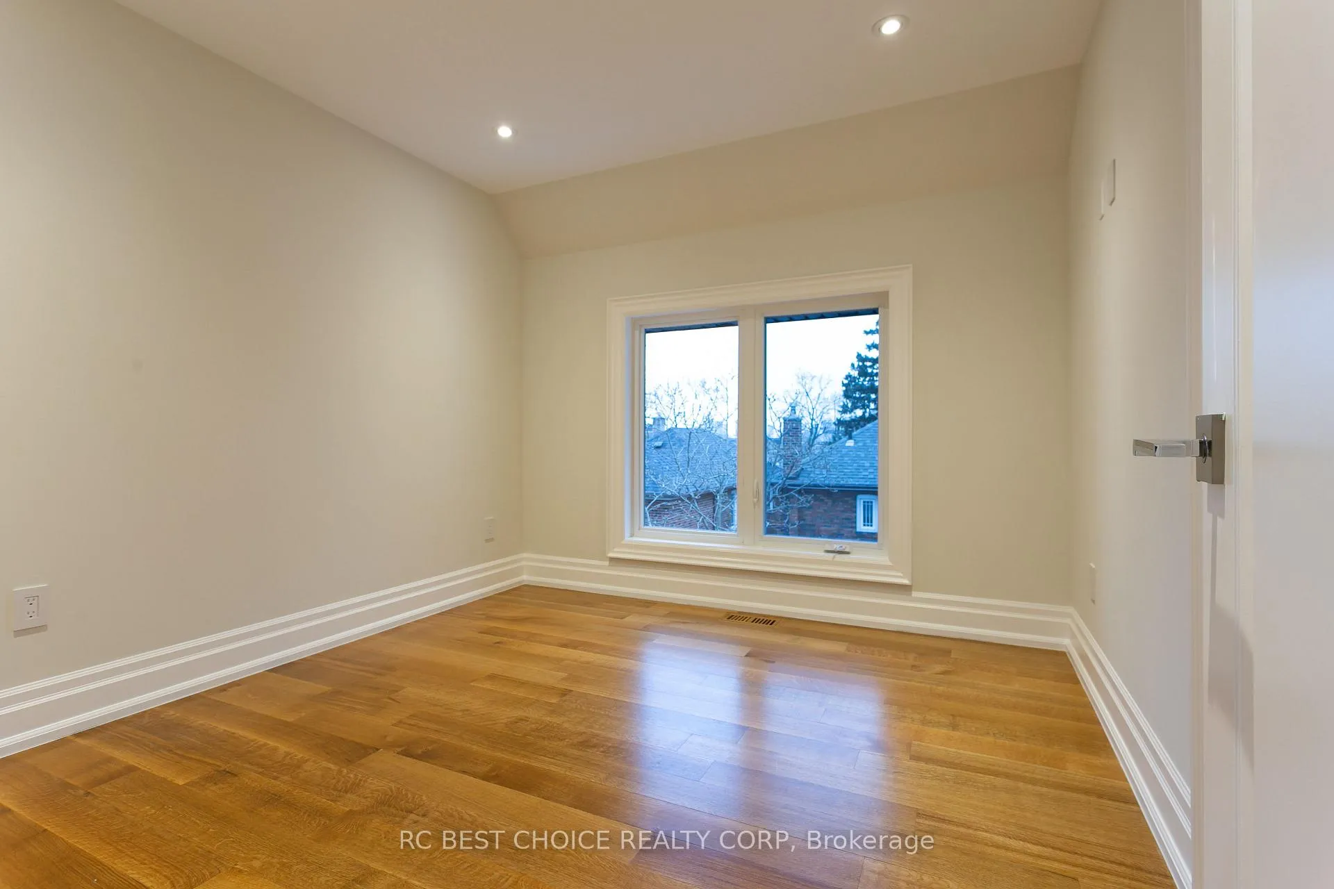 Photo 19 of 184 Mcrae Drive, Toronto, Thorncliffe Park — HOMEH