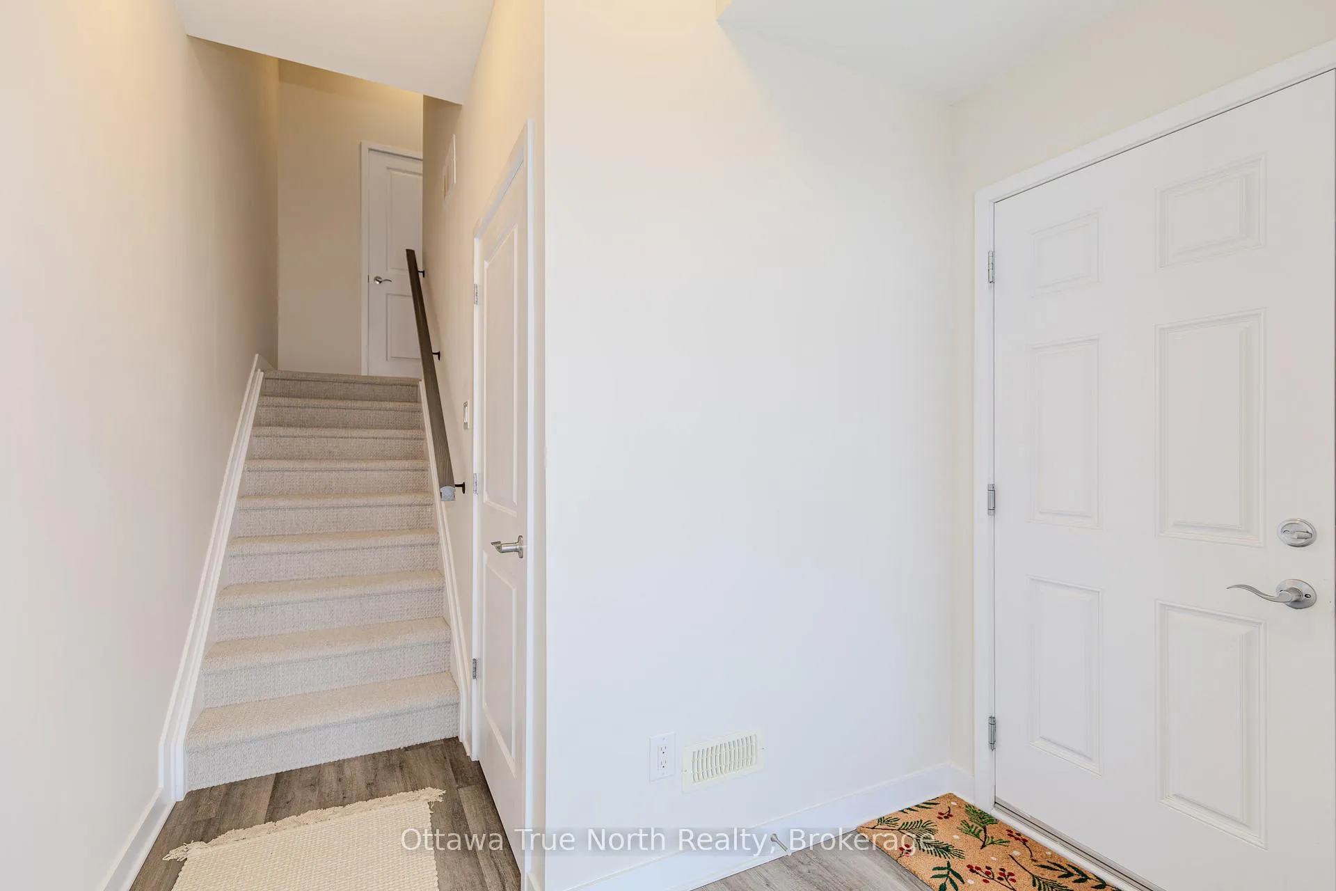 Photo 3 of 53 Wicket Private, Ottawa, Kanata - Emerald Meadows/Trailwest — HOMEH