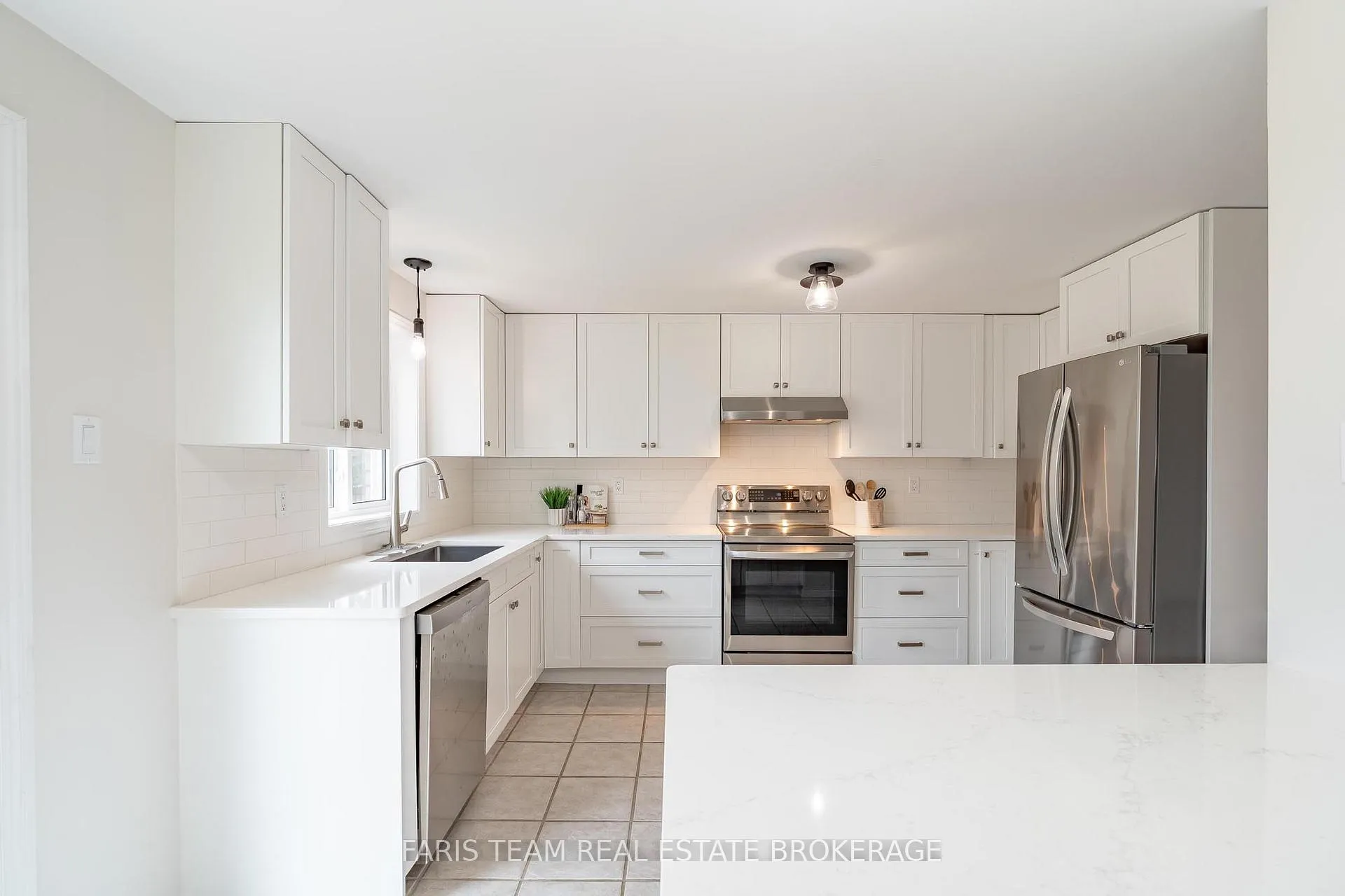 Photo 5 of 409 Anne Street N, Barrie, West Bayfield — HOMEH