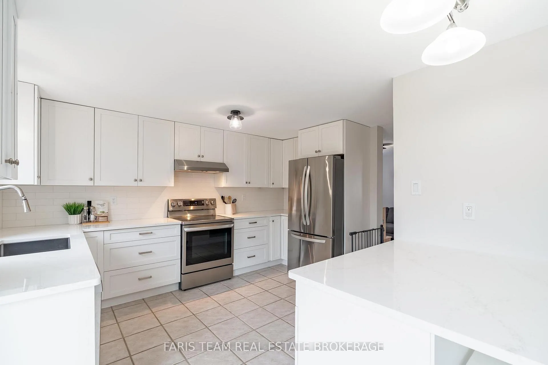 Photo 6 of 409 Anne Street N, Barrie, West Bayfield — HOMEH