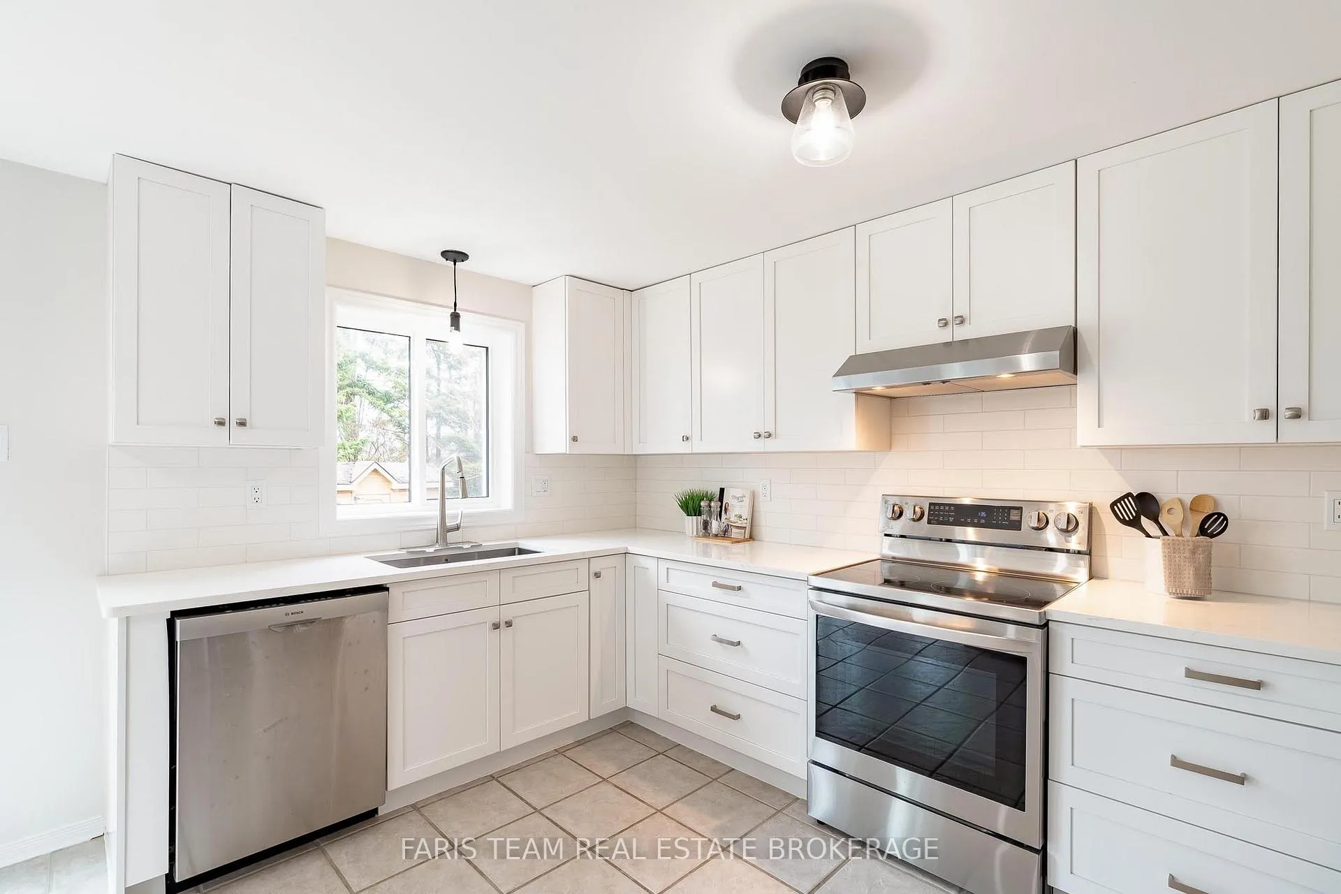 Photo 8 of 409 Anne Street N, Barrie, West Bayfield — HOMEH