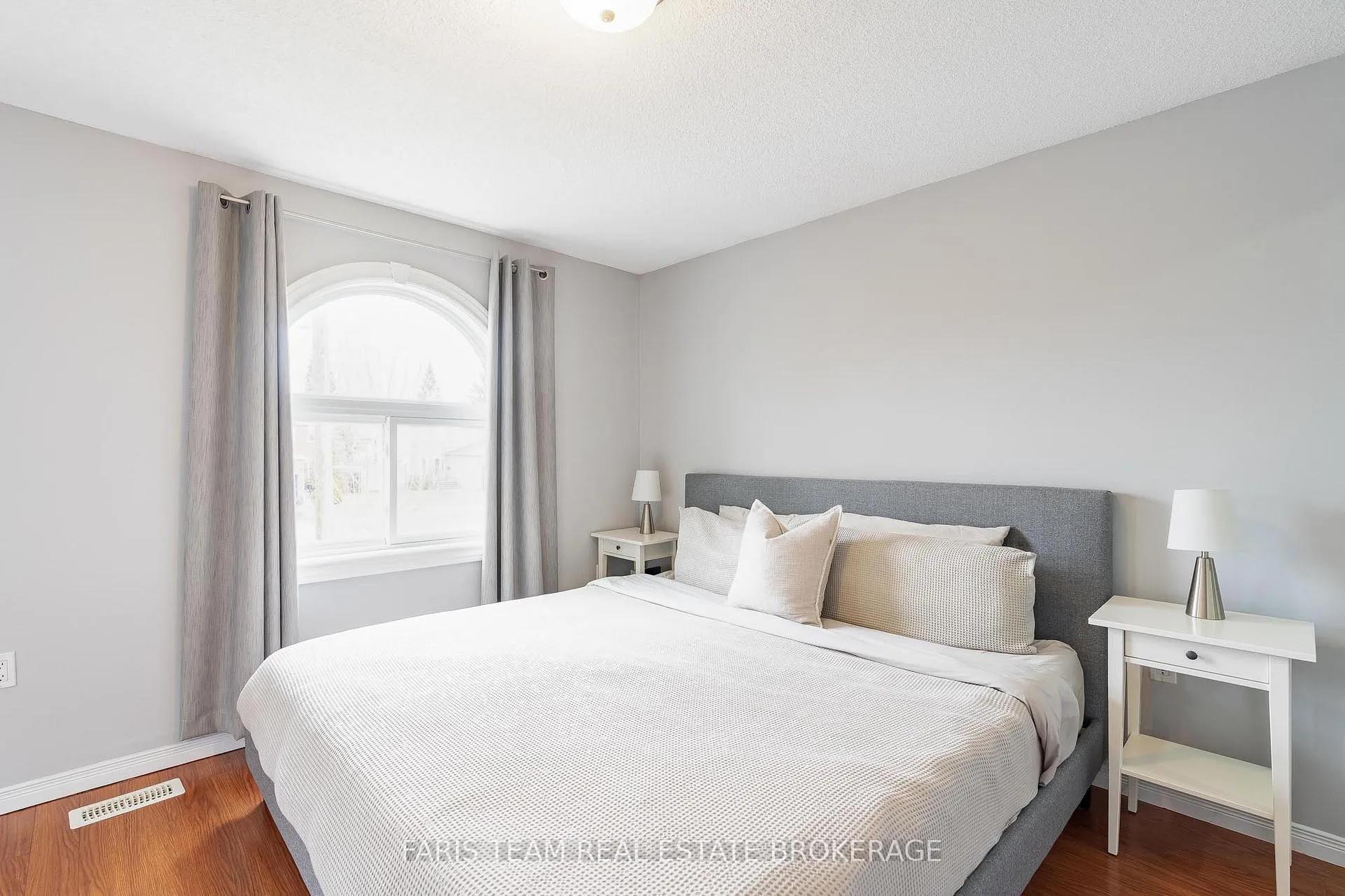 Photo 22 of 409 Anne Street N, Barrie, West Bayfield — HOMEH