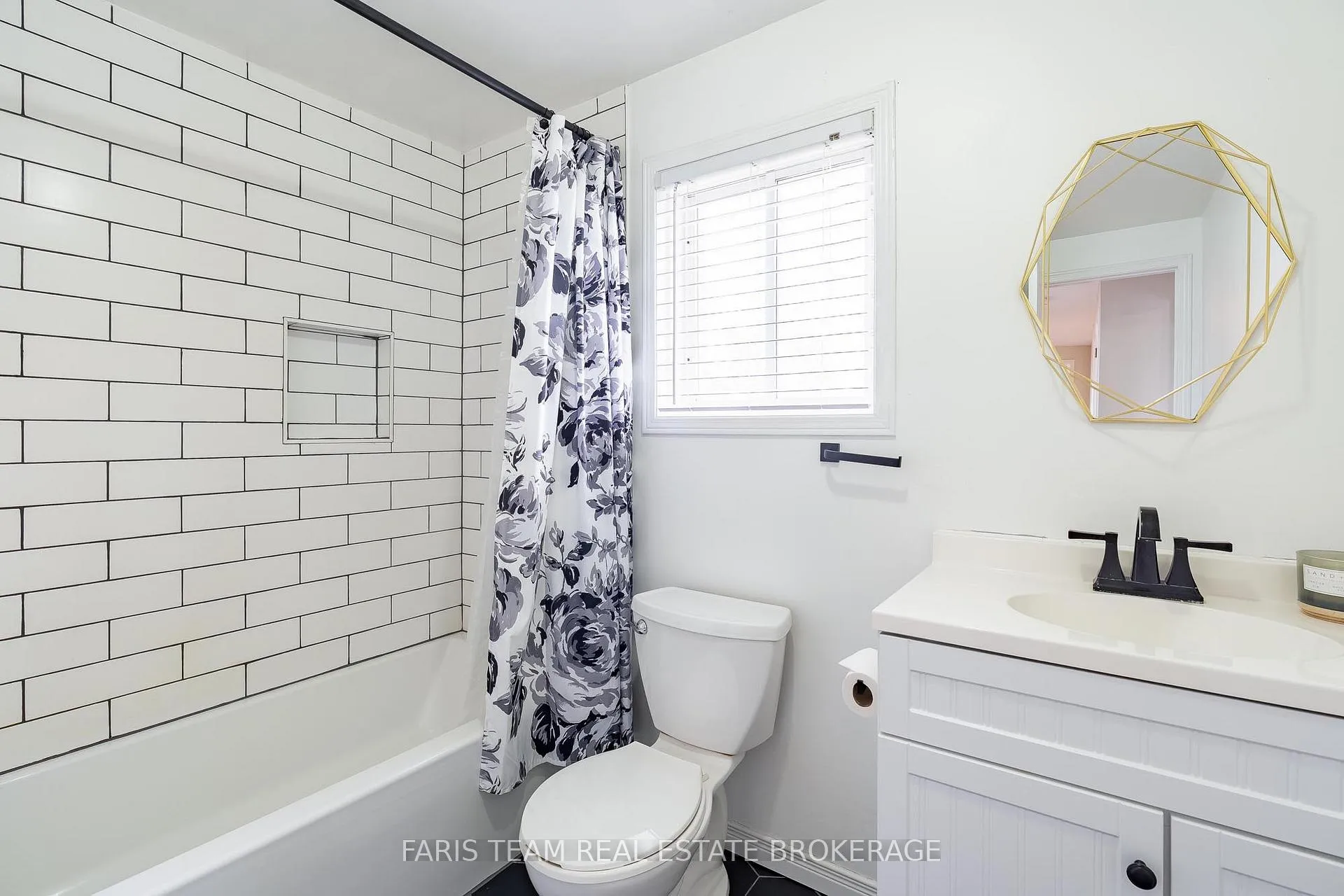 Photo 29 of 409 Anne Street N, Barrie, West Bayfield — HOMEH