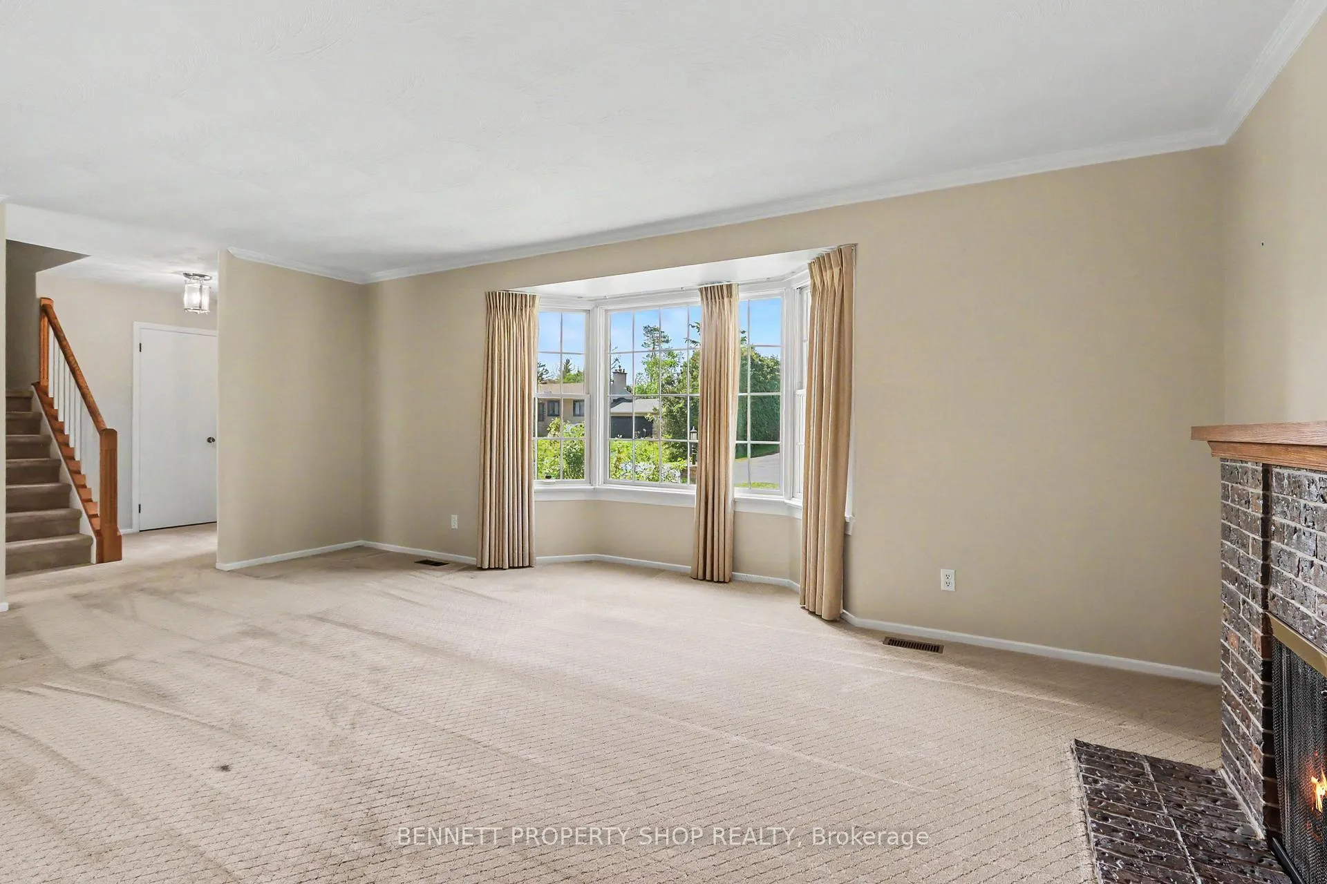 Photo 4 of 5449 Riverside Crescent, Ottawa, Manotick Long Island & Nicholls Island — HOMEH