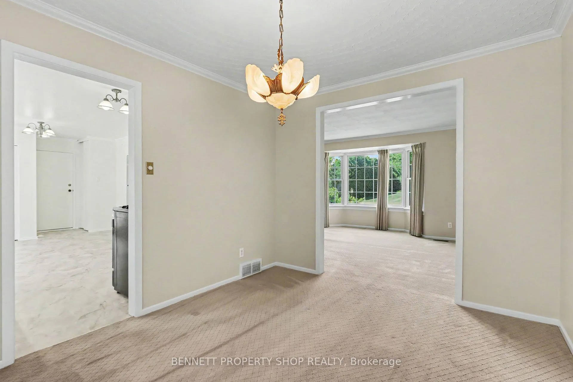 Photo 6 of 5449 Riverside Crescent, Ottawa, Manotick Long Island & Nicholls Island — HOMEH