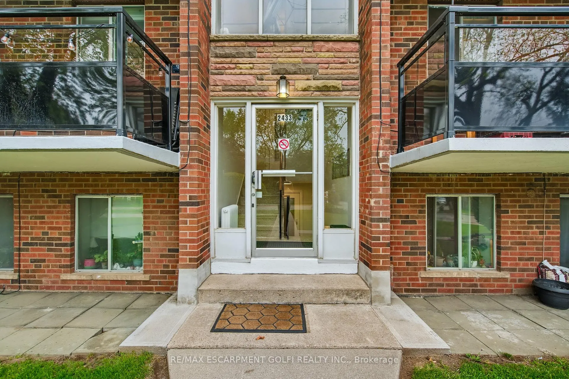 Photo 6 of Unit 9, 2433 First Street, Burlington, Brant — HOMEH