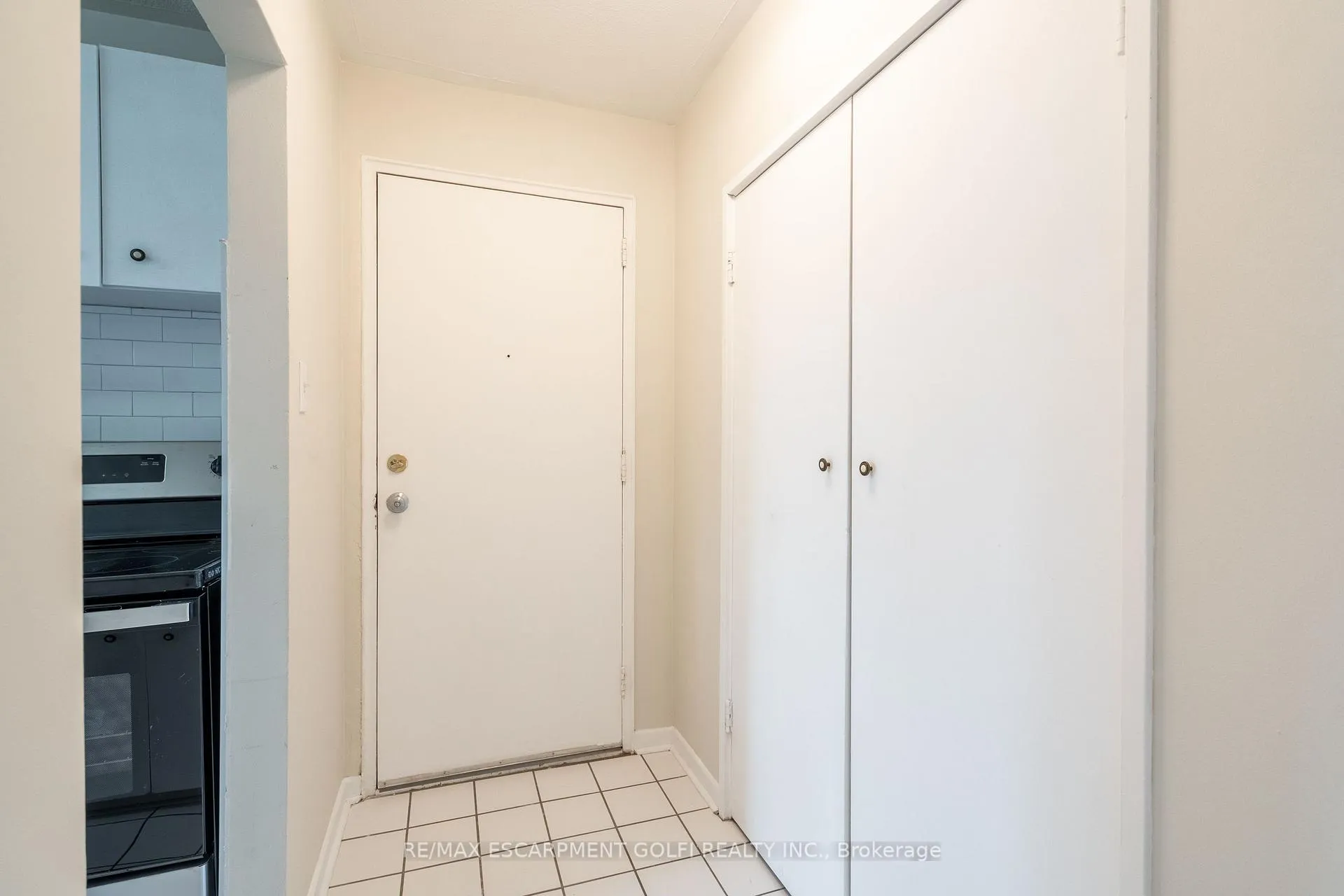 Photo 7 of Unit 9, 2433 First Street, Burlington, Brant — HOMEH