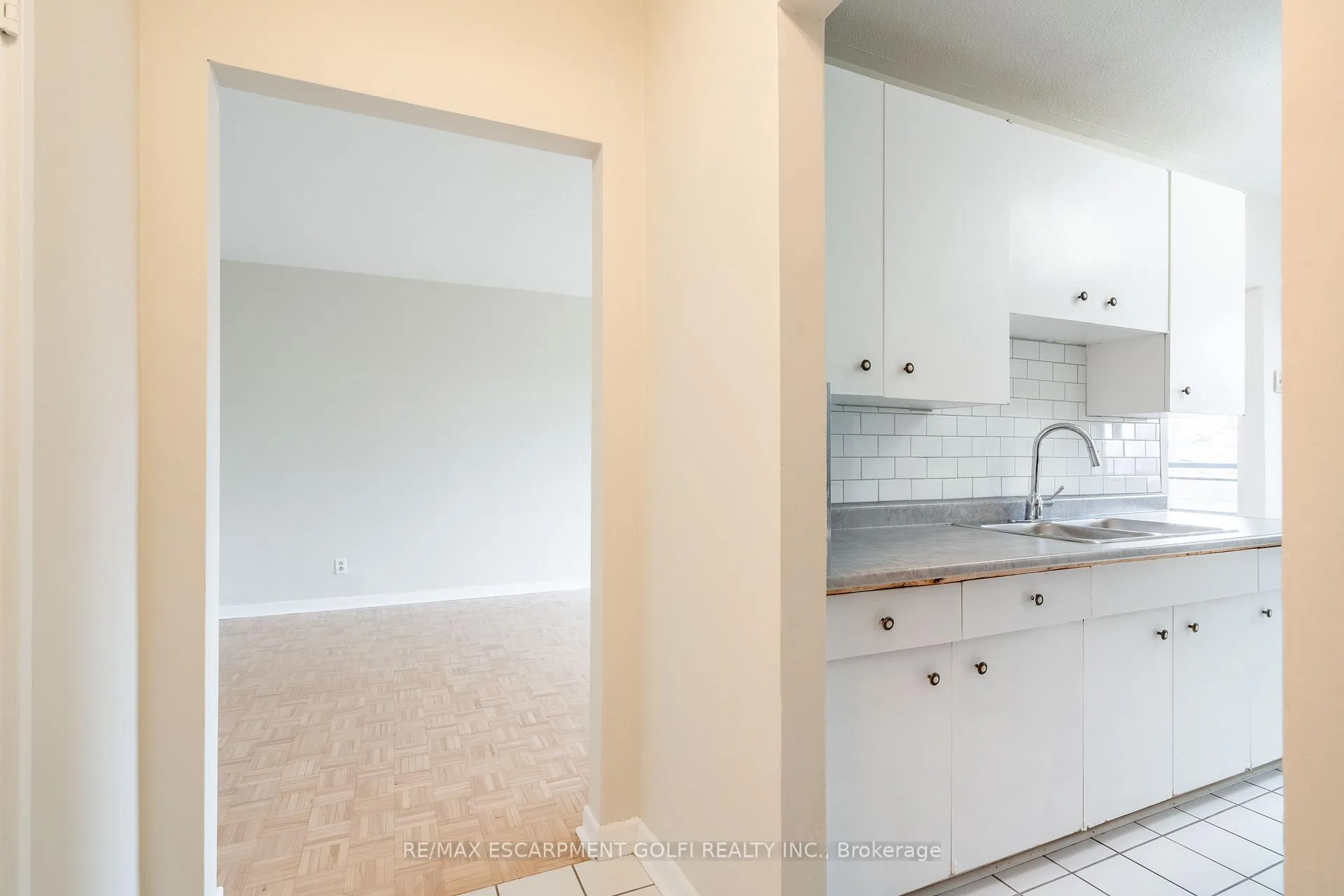 Photo 8 of Unit 9, 2433 First Street, Burlington, Brant — HOMEH