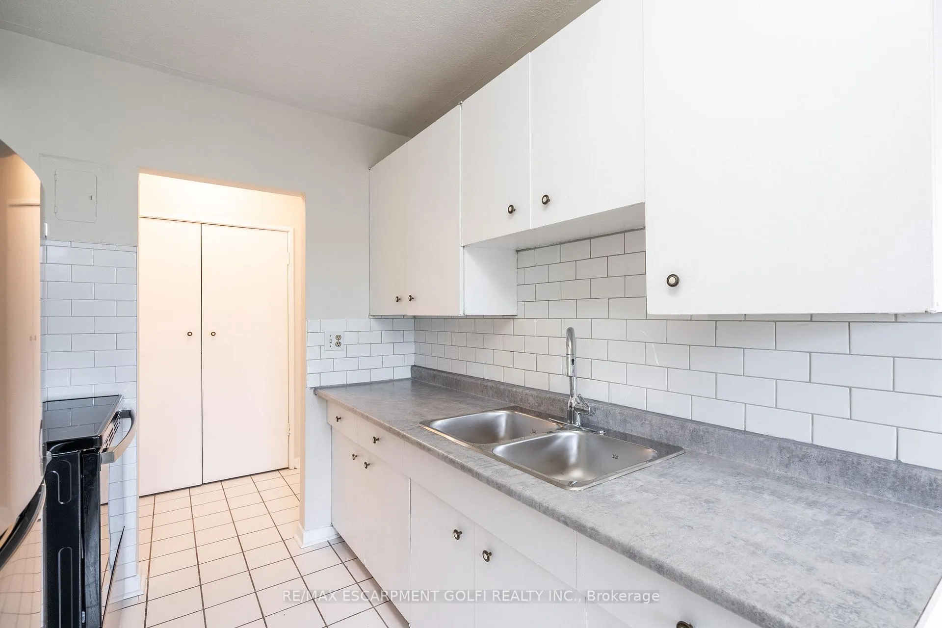 Photo 13 of Unit 9, 2433 First Street, Burlington, Brant — HOMEH