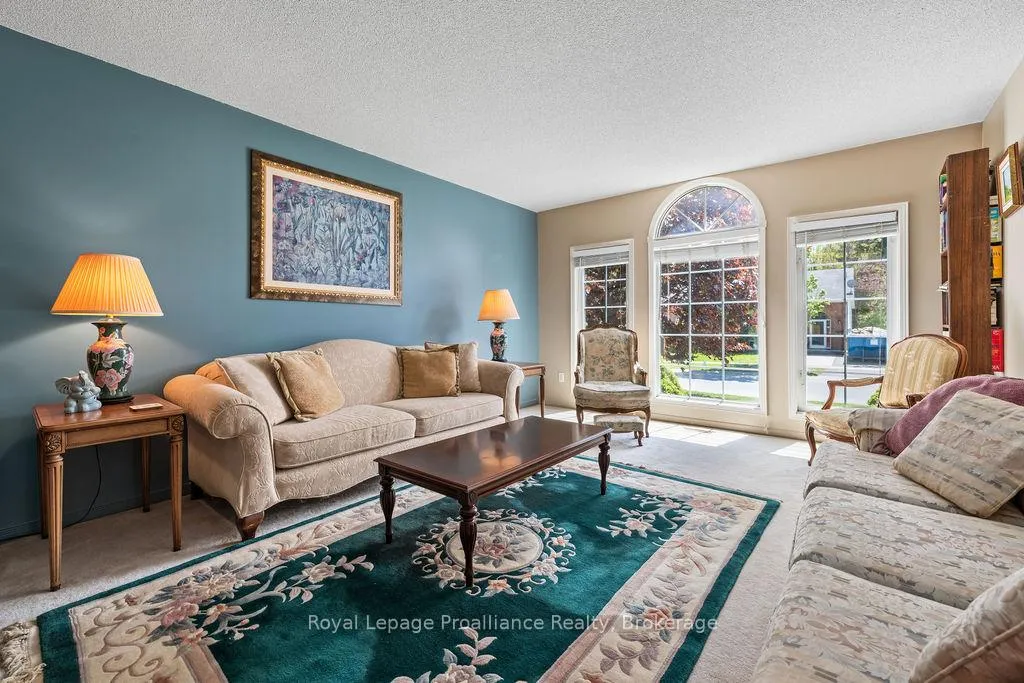 Photo 2 of 611 Barnsley Crescent, Kingston, City Southwest — HOMEH