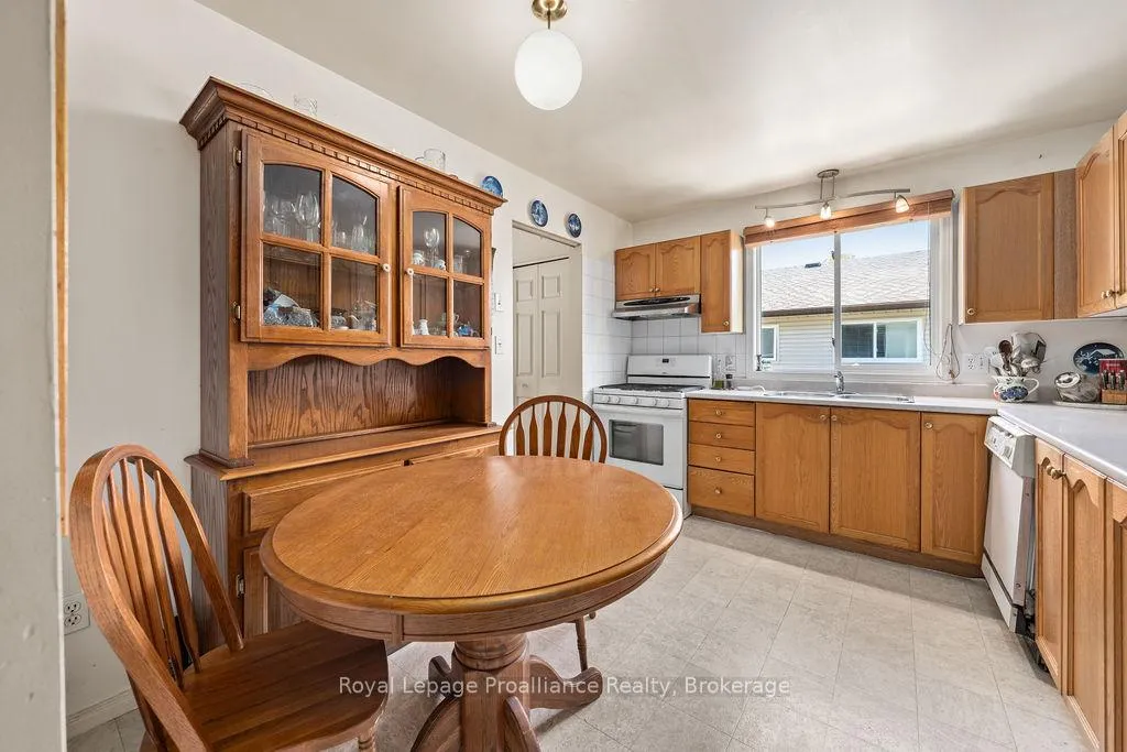 Photo 14 of 611 Barnsley Crescent, Kingston, City Southwest — HOMEH