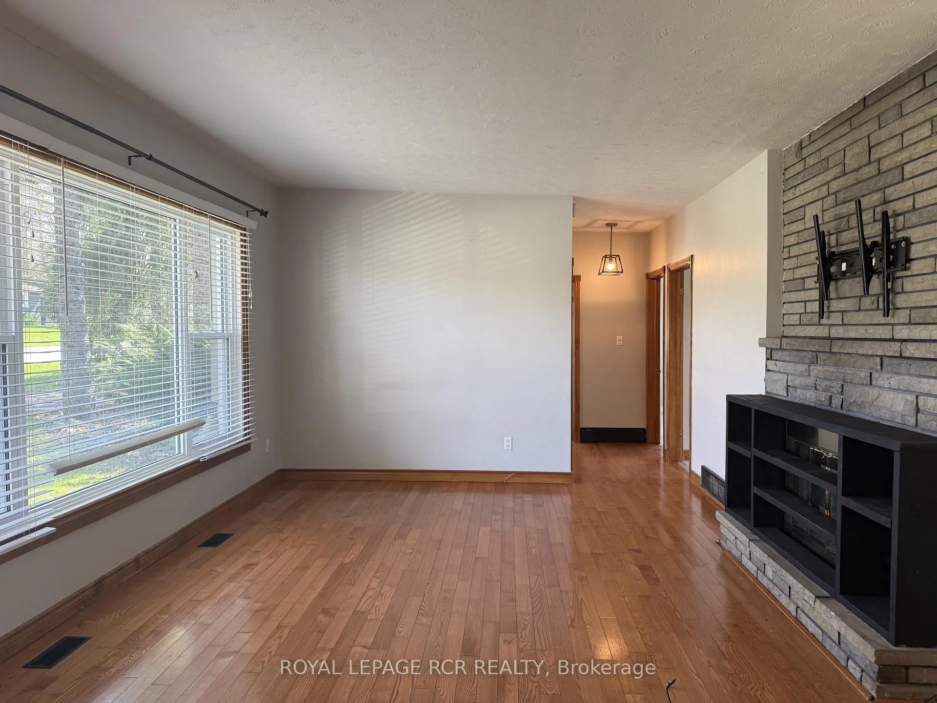 Photo 4 of Unit Upper, 7 Hilltop Drive, Caledon, Caledon East — HOMEH