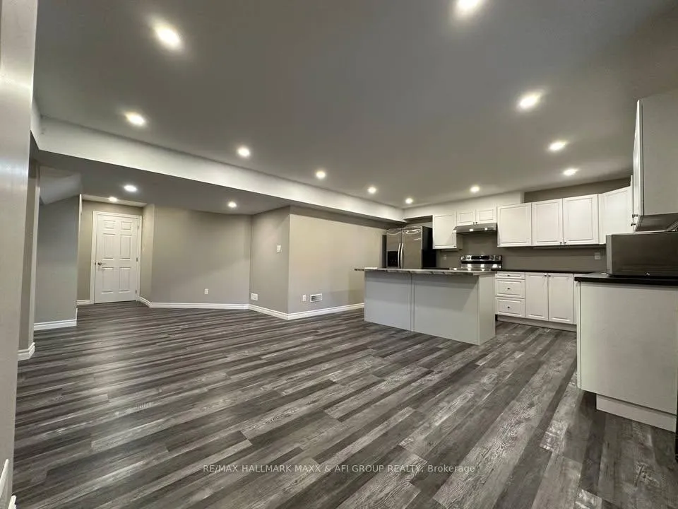 Photo 2 of 33 Camelot Square, Barrie, Innis-Shore — HOMEH