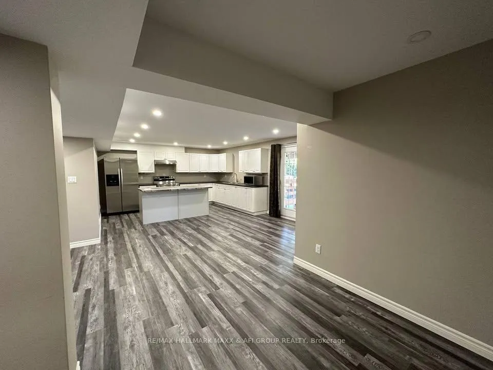 Photo 3 of 33 Camelot Square, Barrie, Innis-Shore — HOMEH