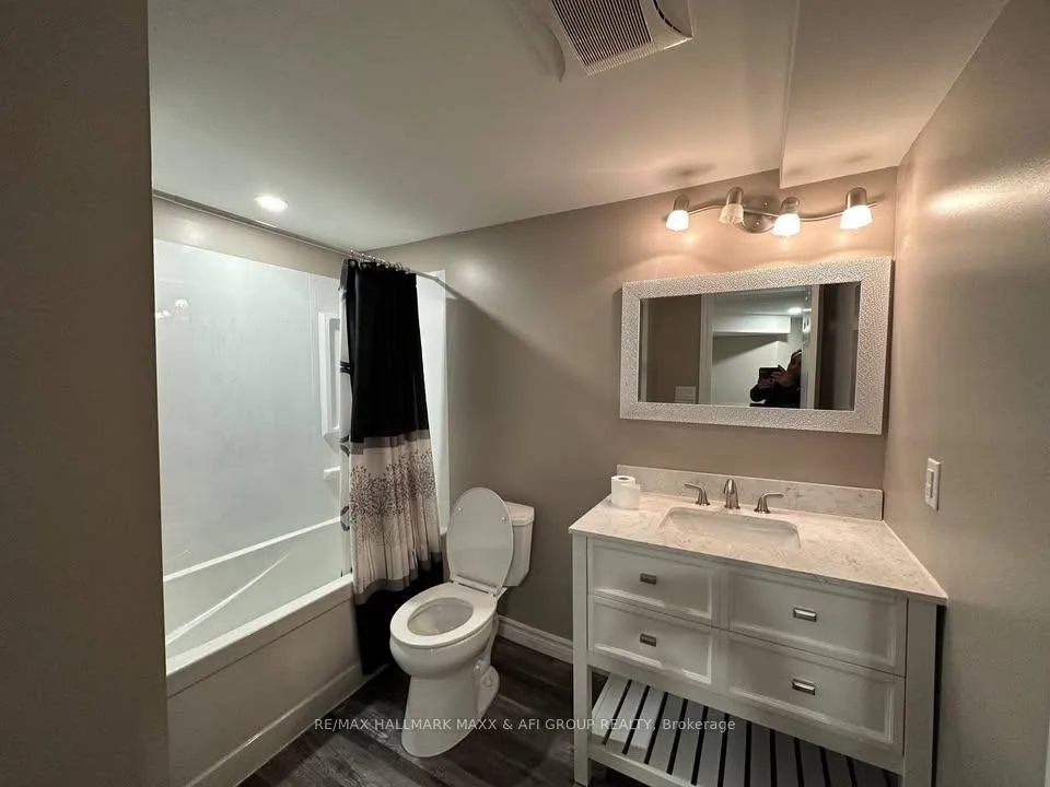 Photo 4 of 33 Camelot Square, Barrie, Innis-Shore — HOMEH