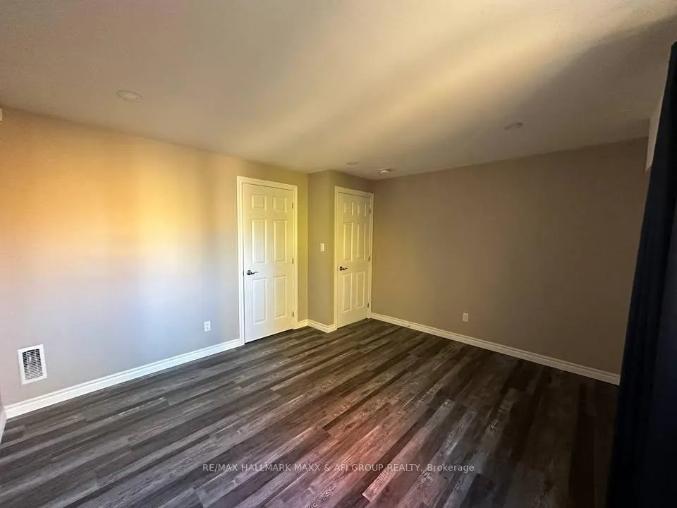 Photo 5 of 33 Camelot Square, Barrie, Innis-Shore — HOMEH
