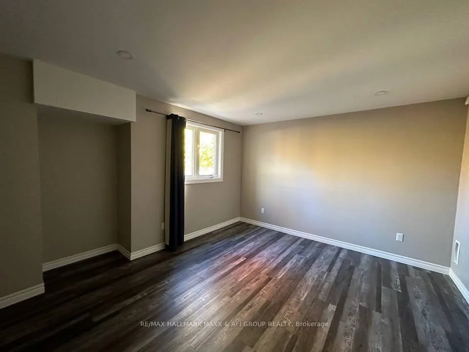 Photo 6 of 33 Camelot Square, Barrie, Innis-Shore — HOMEH