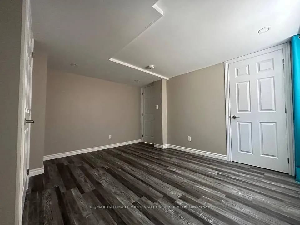 Photo 8 of 33 Camelot Square, Barrie, Innis-Shore — HOMEH
