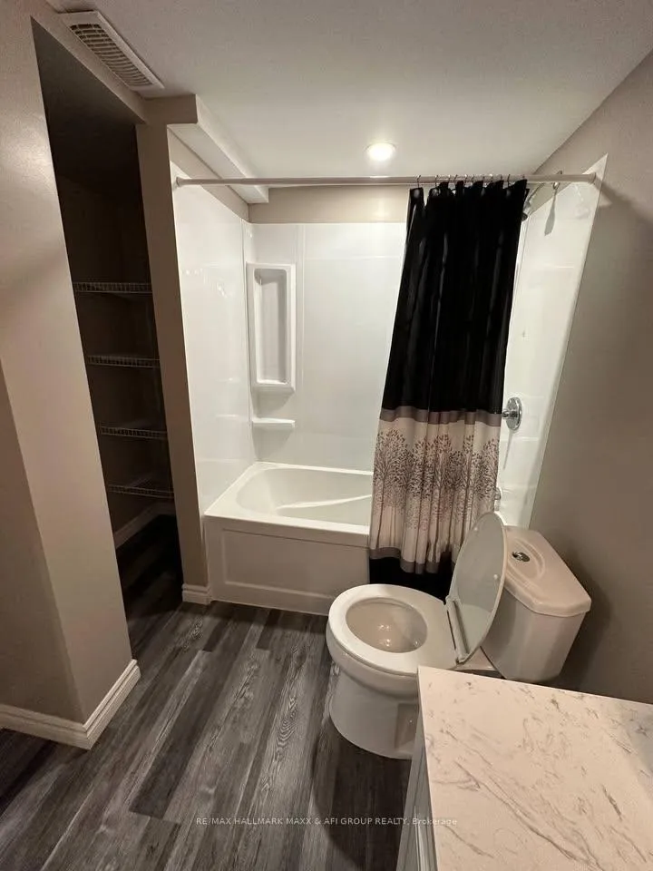 Photo 9 of 33 Camelot Square, Barrie, Innis-Shore — HOMEH