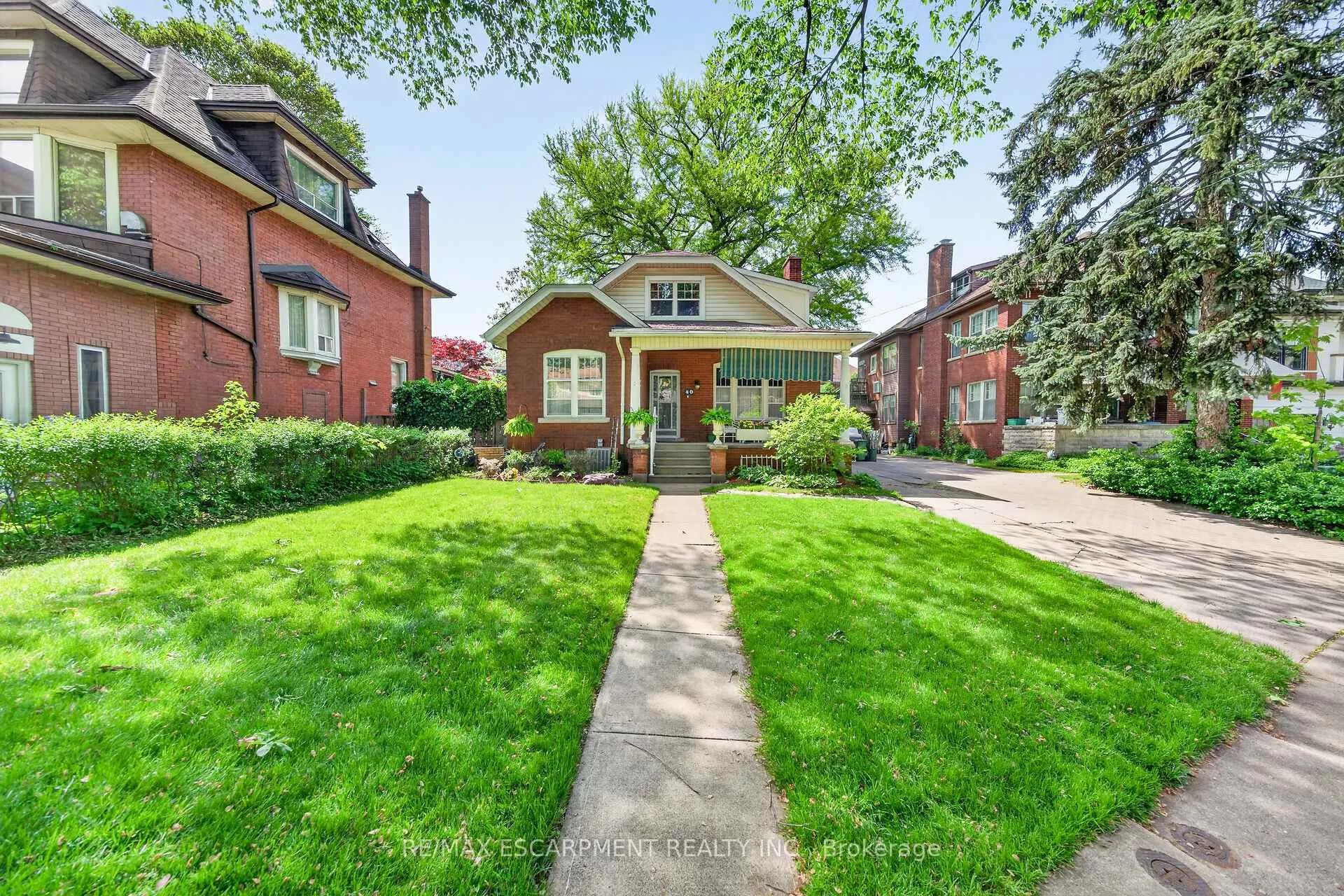 Photo 2 of 40 Fairleigh Crescent, Hamilton, St. Clair — HOMEH