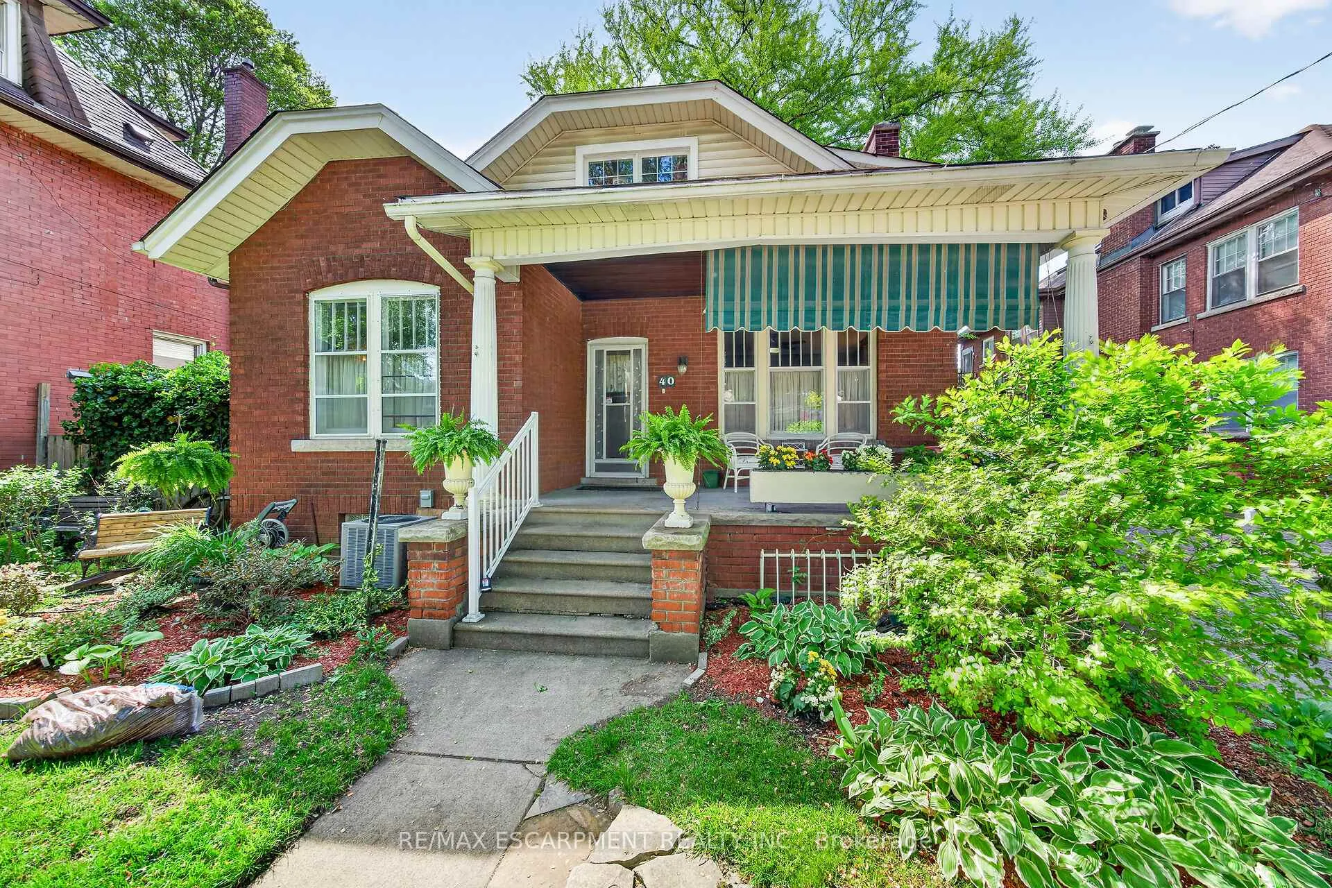 Photo 4 of 40 Fairleigh Crescent, Hamilton, St. Clair — HOMEH