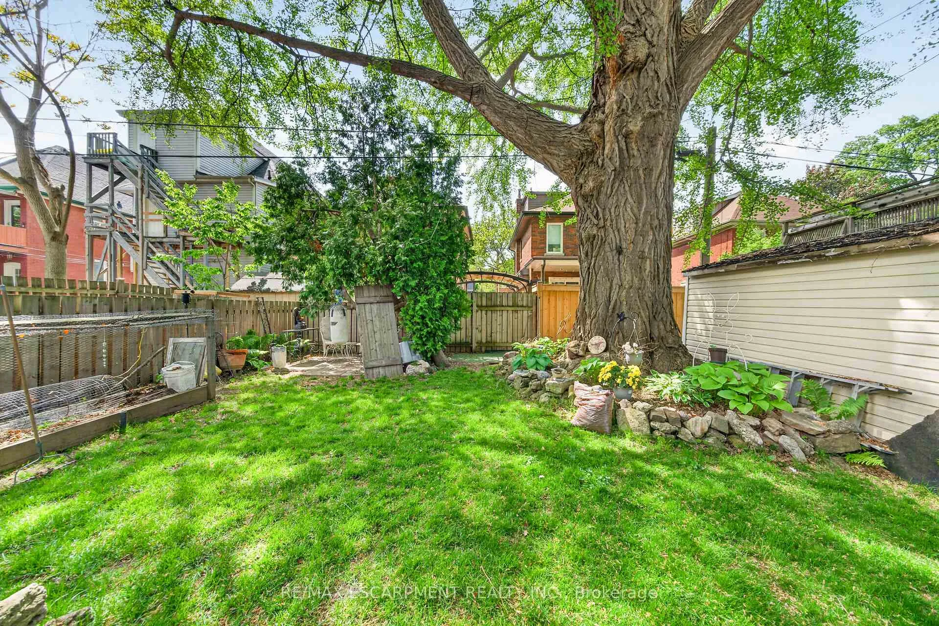 Photo 26 of 40 Fairleigh Crescent, Hamilton, St. Clair — HOMEH