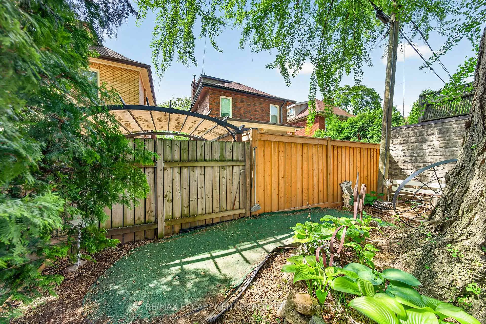 Photo 28 of 40 Fairleigh Crescent, Hamilton, St. Clair — HOMEH