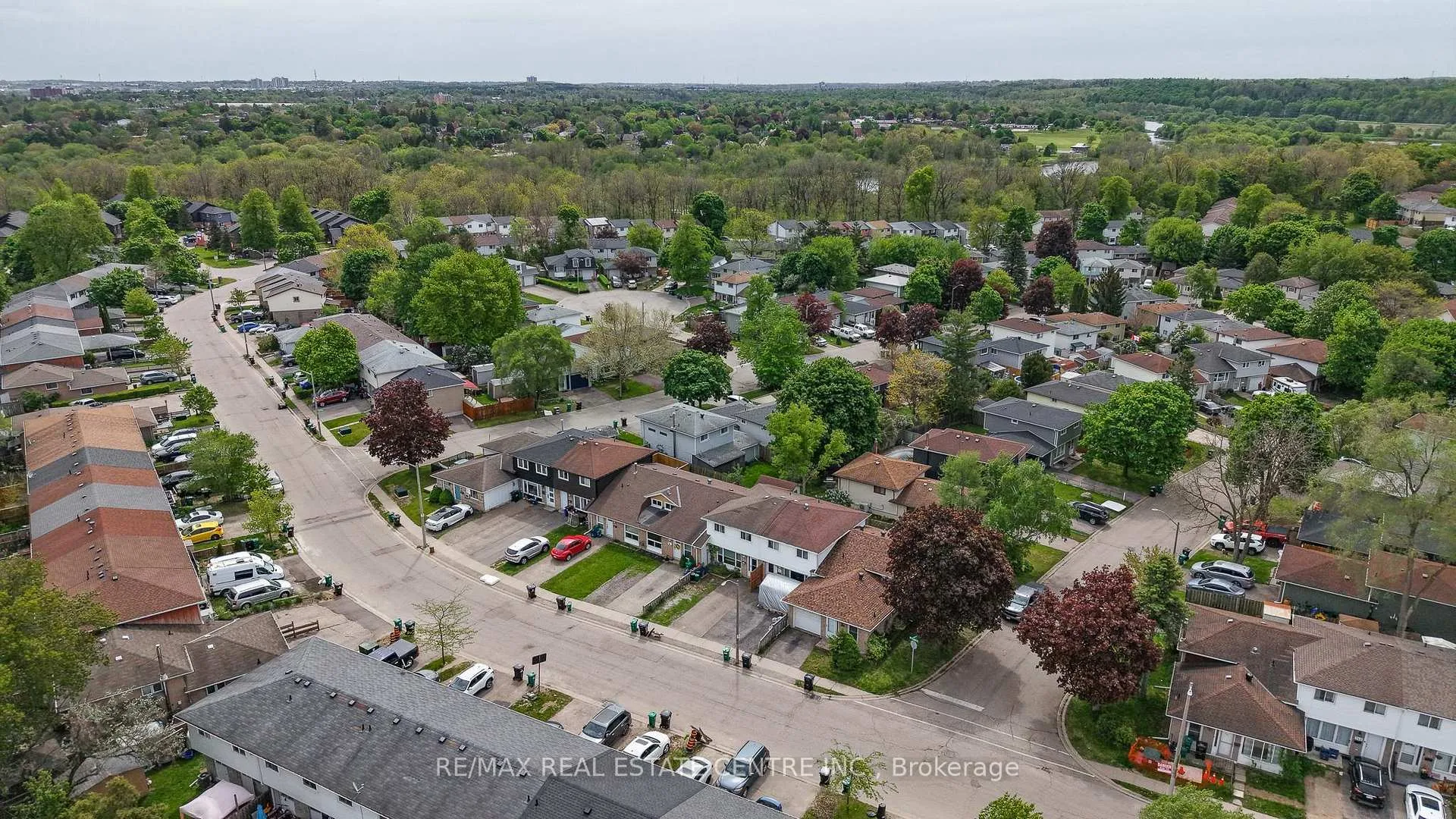 Photo 3 of 724 Parkview Crescent, Cambridge — HOMEH