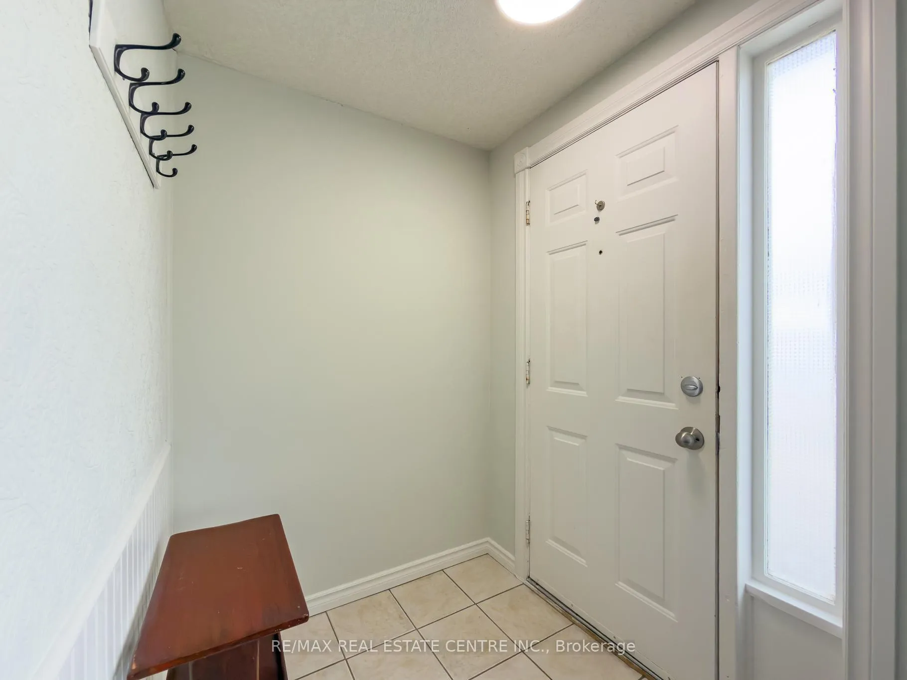 Photo 4 of 724 Parkview Crescent, Cambridge — HOMEH