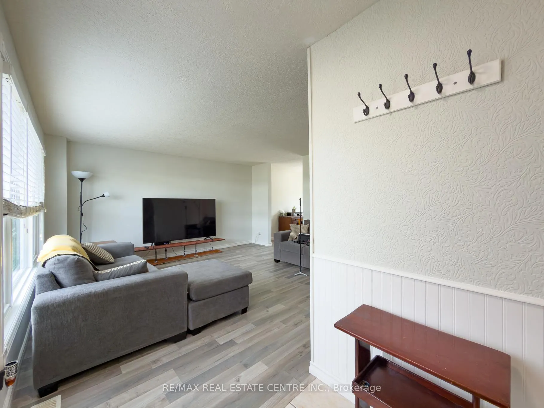 Photo 5 of 724 Parkview Crescent, Cambridge — HOMEH