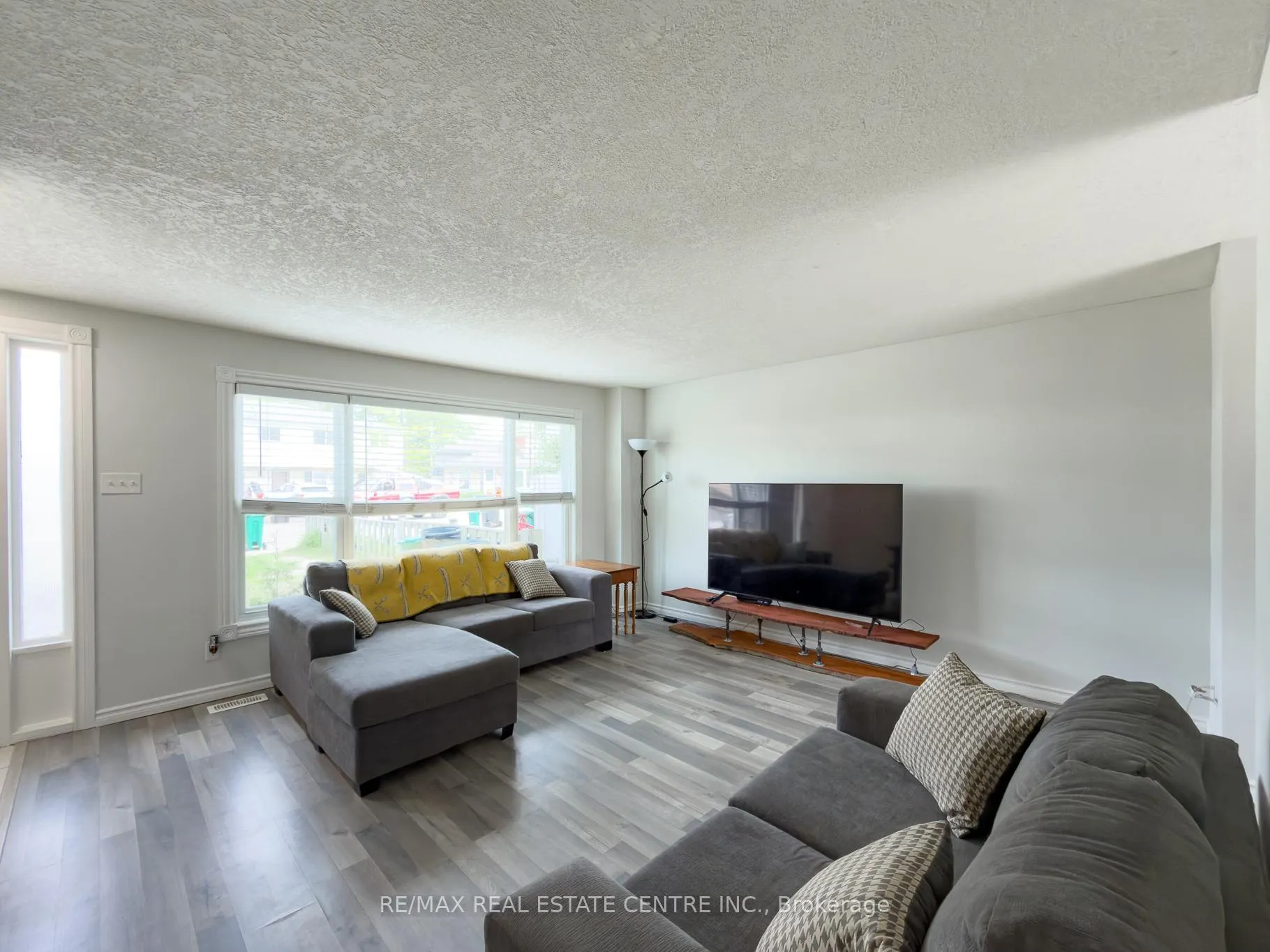 Photo 7 of 724 Parkview Crescent, Cambridge — HOMEH