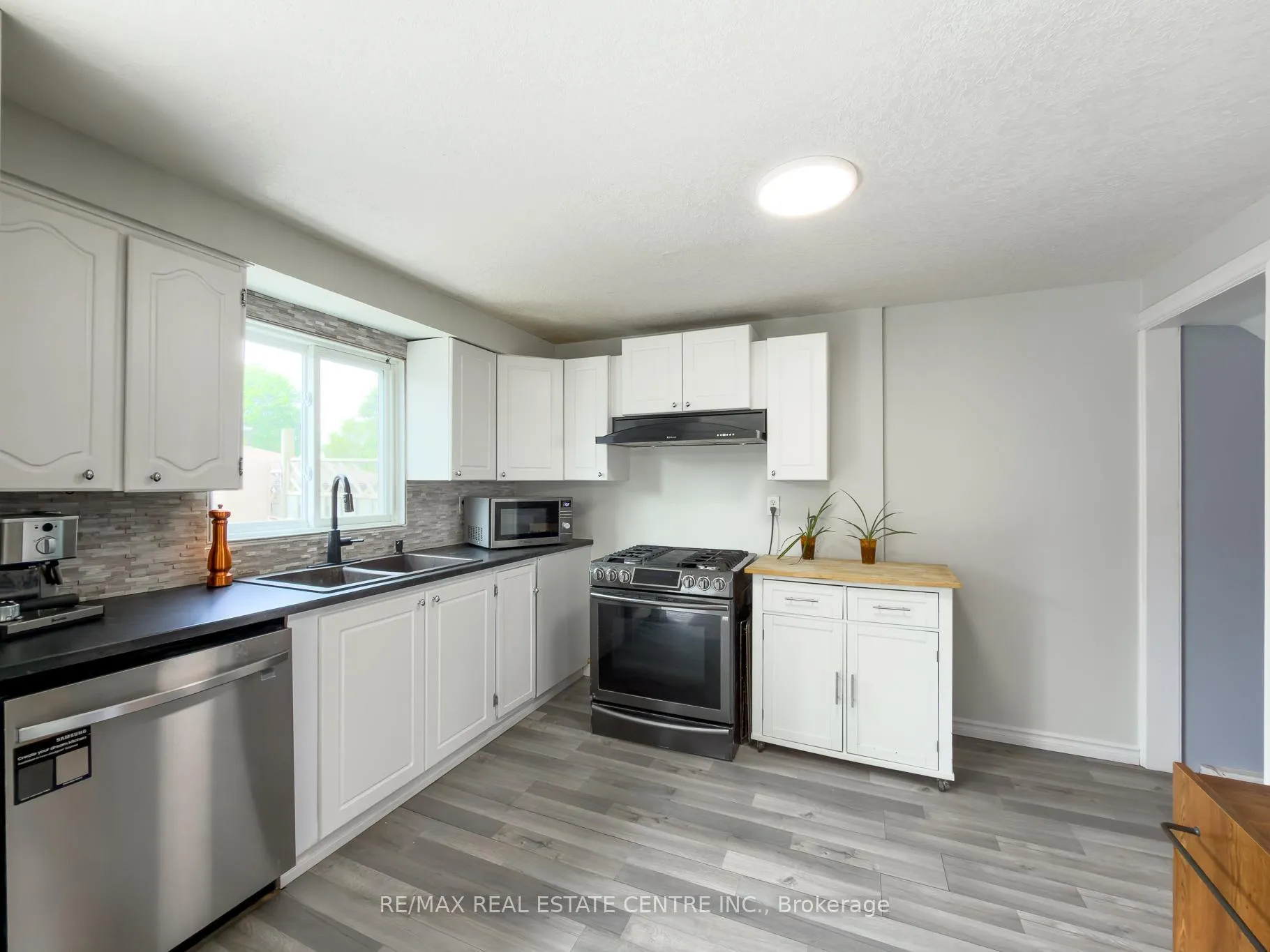 Photo 12 of 724 Parkview Crescent, Cambridge — HOMEH